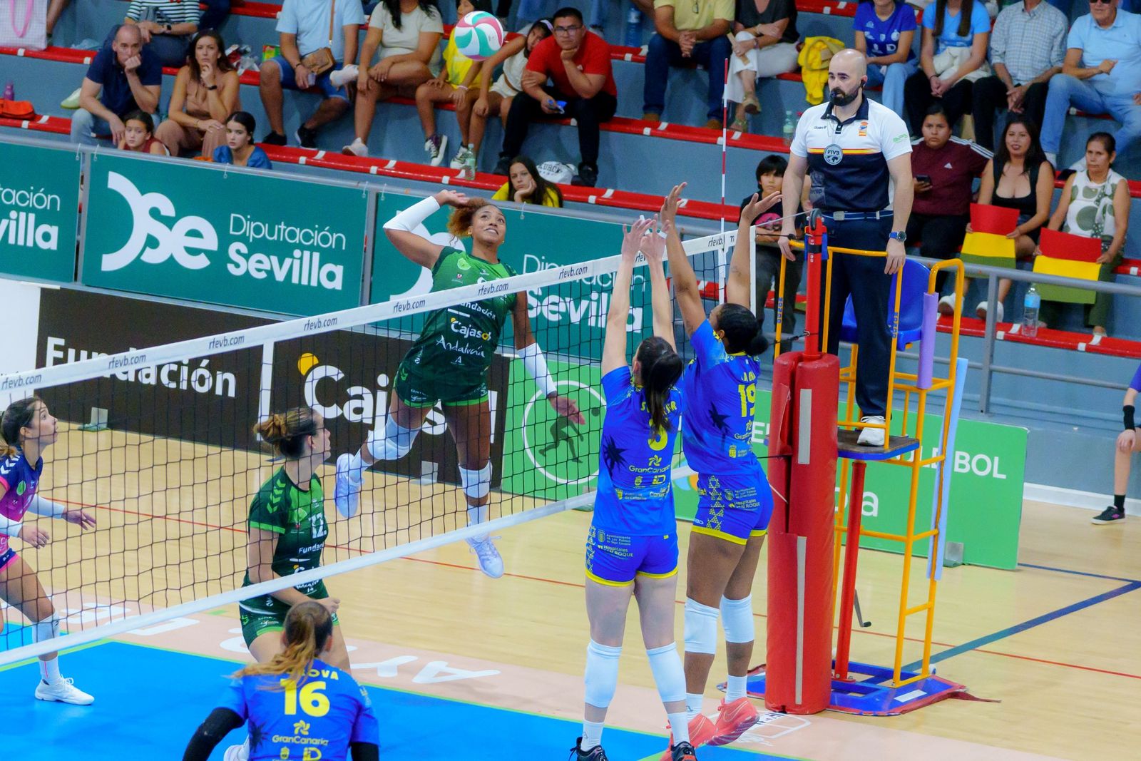 Louise remata un balón en el último partido de liga disputado el pasado fin de semana.