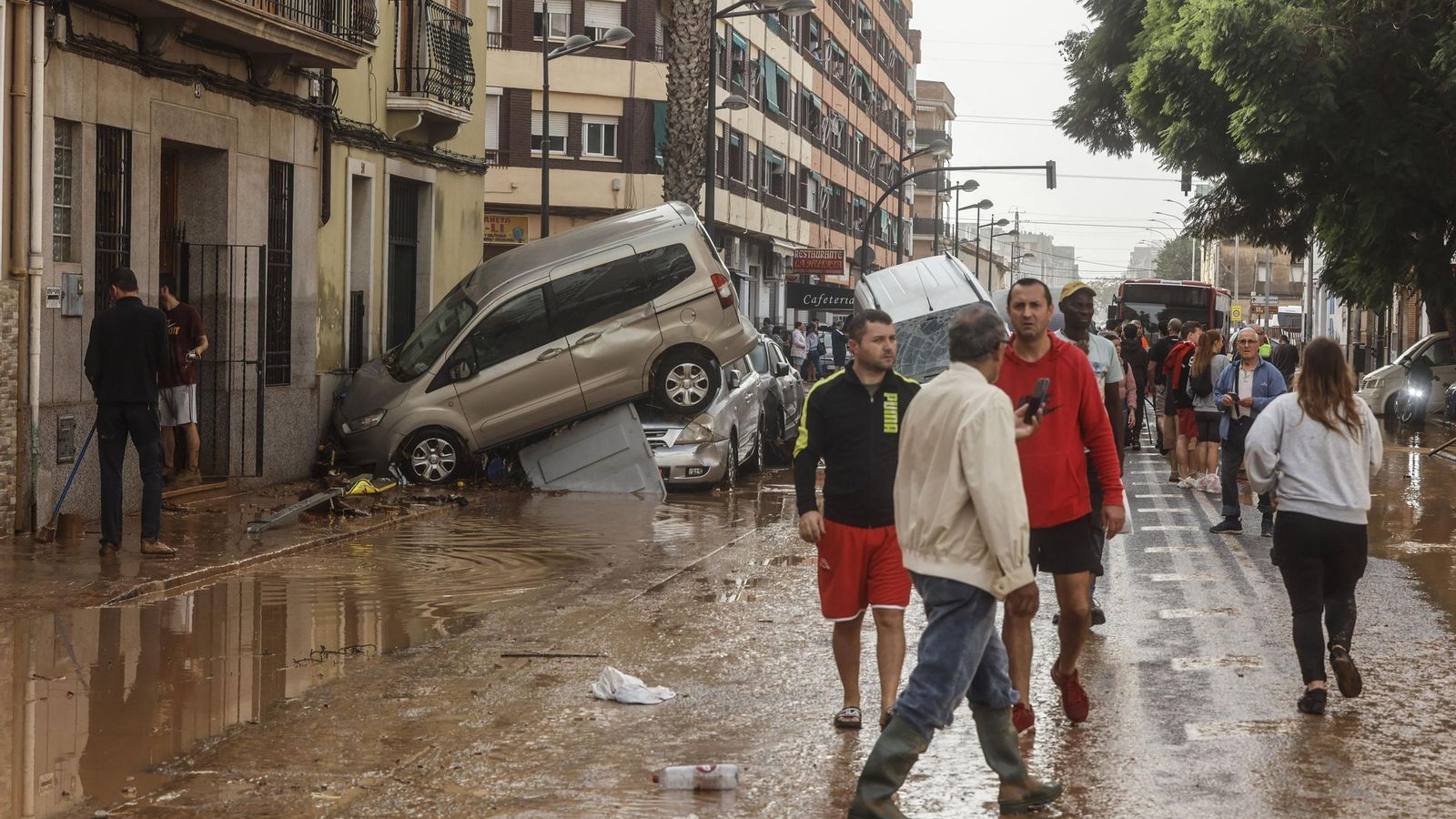 Así han quedado las calles de Valencia: desolación, barro y coches amontonados