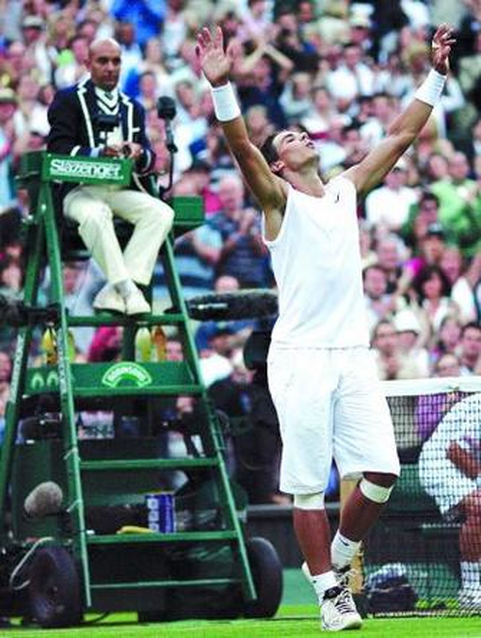 Rafa Nadal saluda al público tras derrotar a Kiefer el sábado.