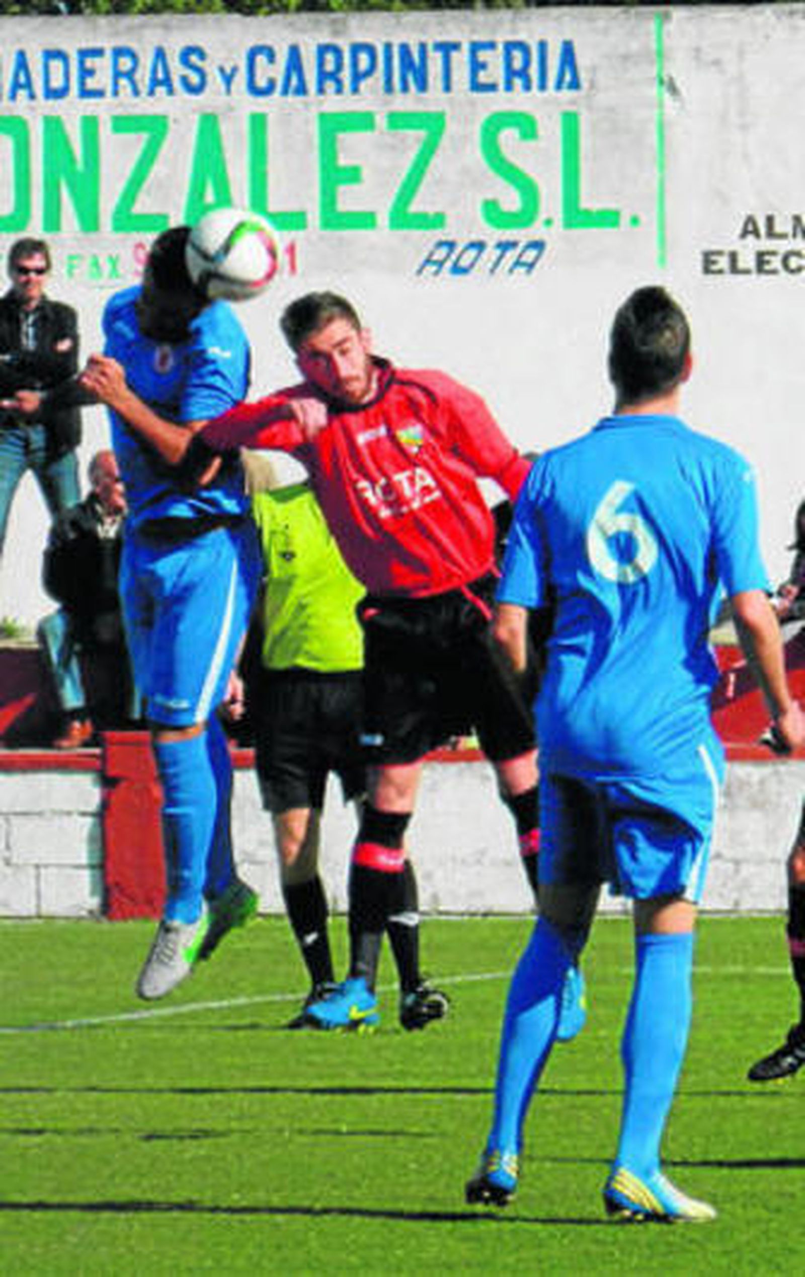 Vicente pugna por un balón aéreo en el duelo de ayer en el Puntas Vela.