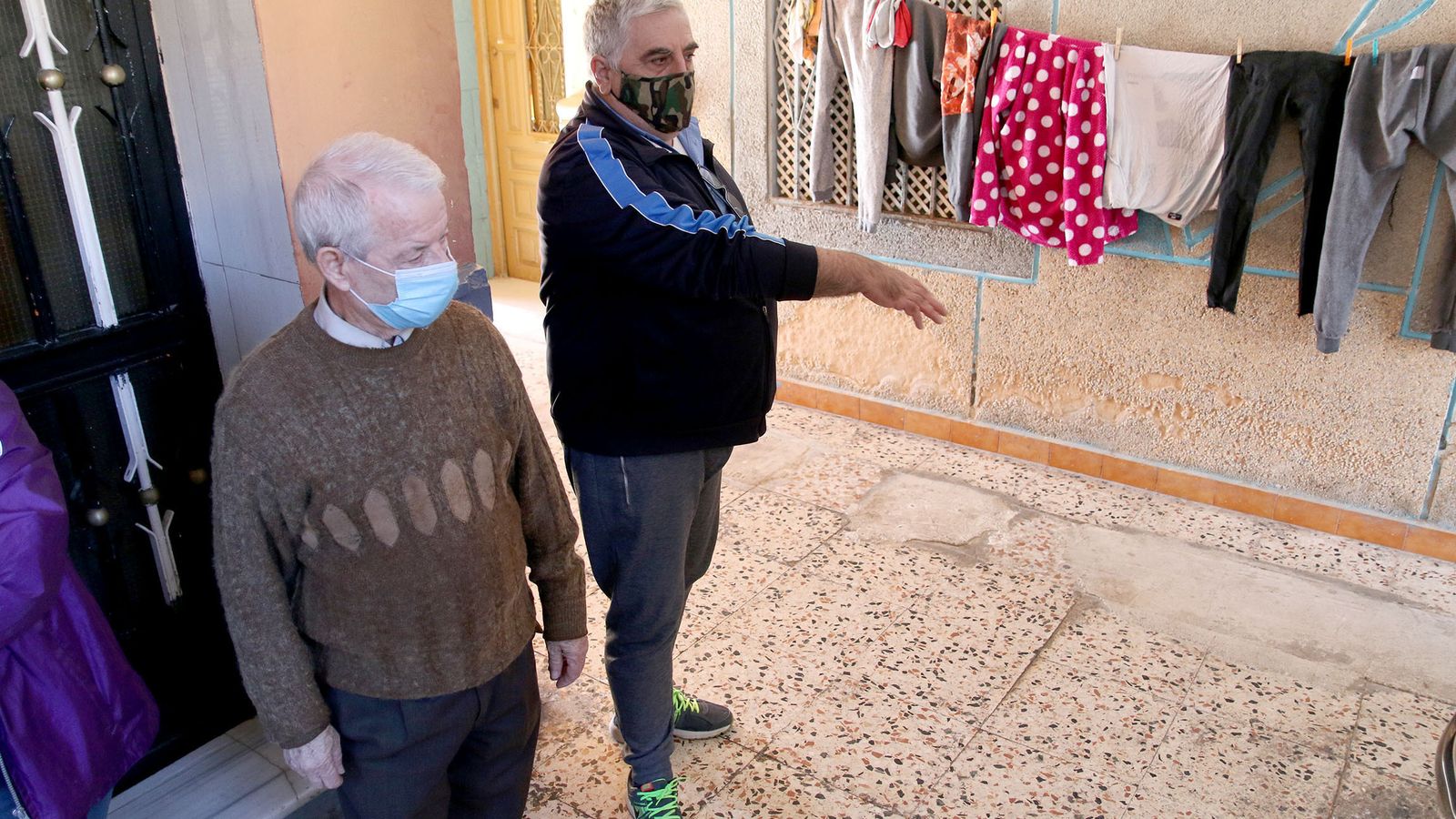 Vecinos del barrio mostrando deficiencias.