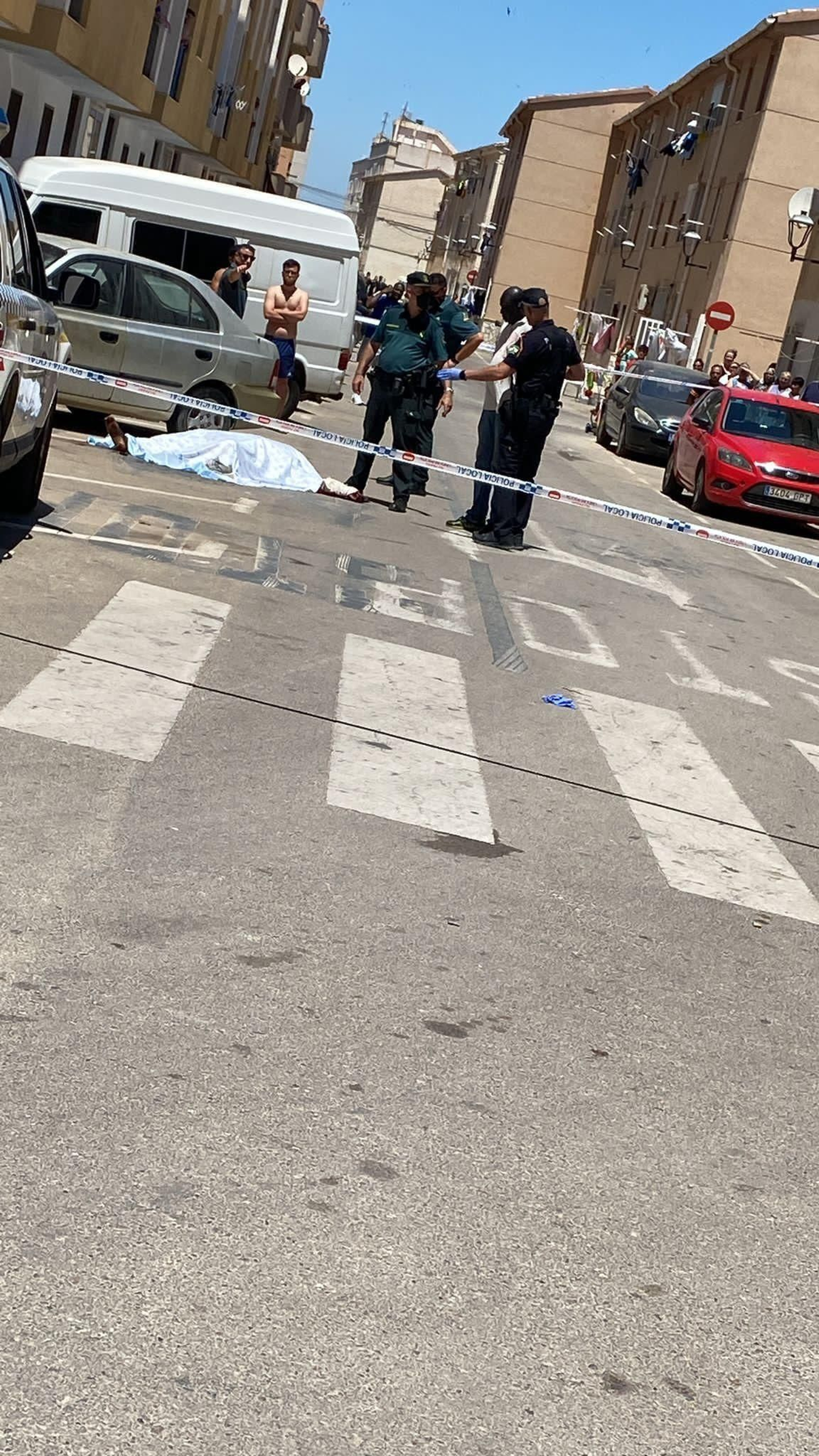Agentes de la Guardia Civil y Policía Nacional junto al cadáver y al presunto homicida.