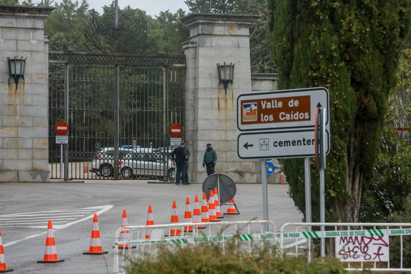 Preparativos en el Valle de los Caídos para la exhumación de Franco