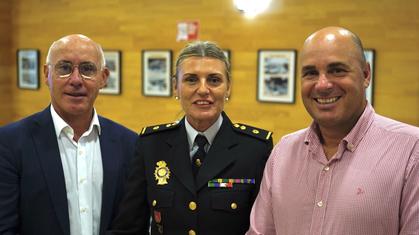 Fotos de la exposición de fotos históricas de Miguel Ángel del Águila sobre la OPE, en la José Luis Cano