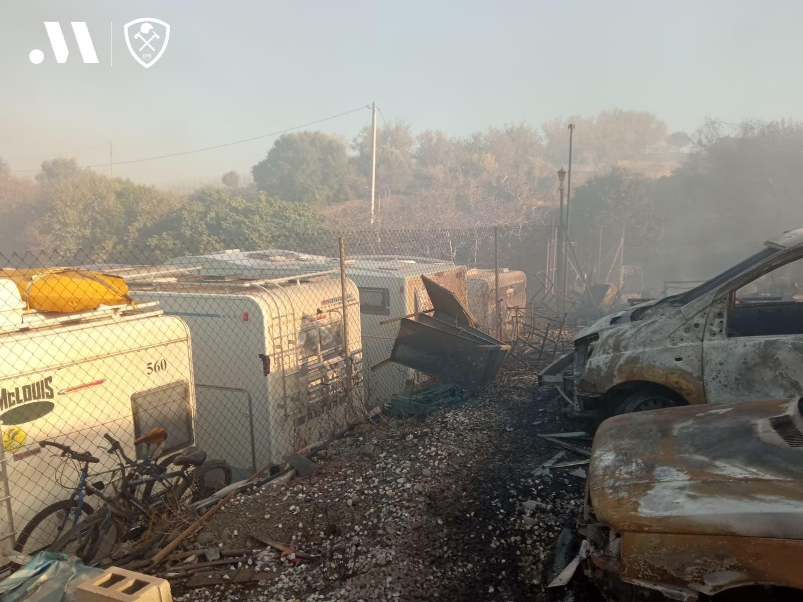 Vehículos calcinados por el incendio en Estepona. Vehículos calcinados por el incendio en Estepona.