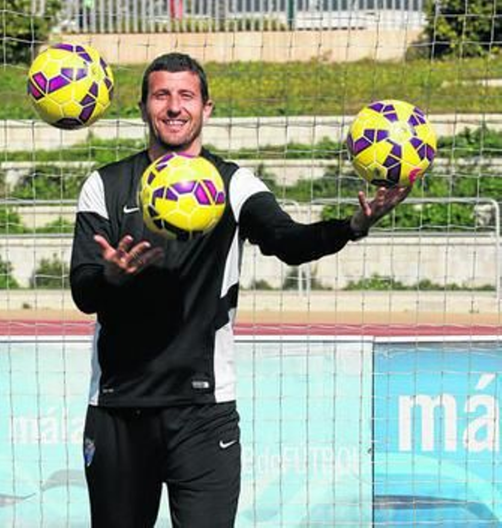 Javi Gracia juguetea con unos balones.