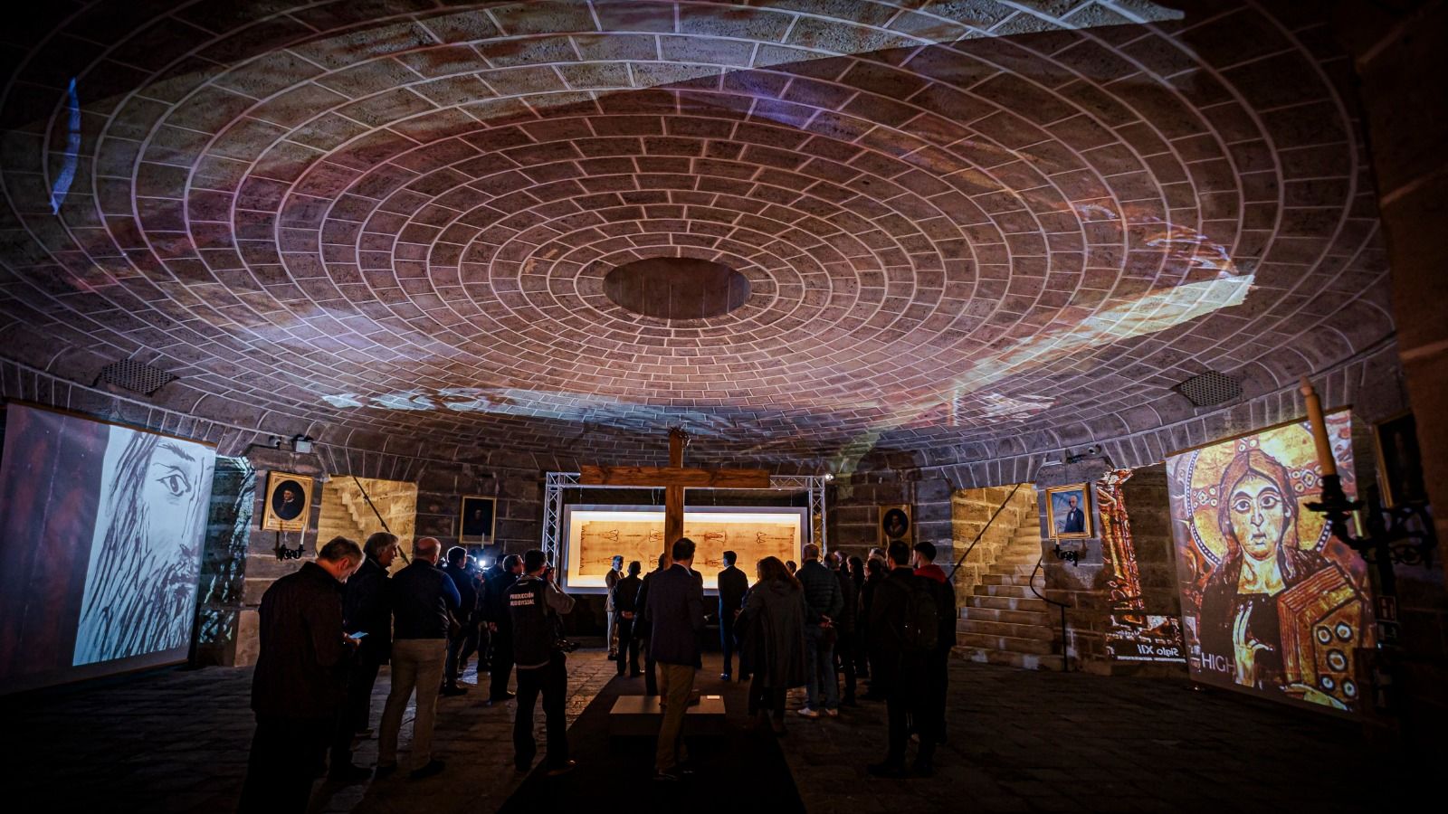 Imágenes de 'The Mistery Man', la impactante exposición en la Catedral de Cádiz con un Cristo hiperrealista