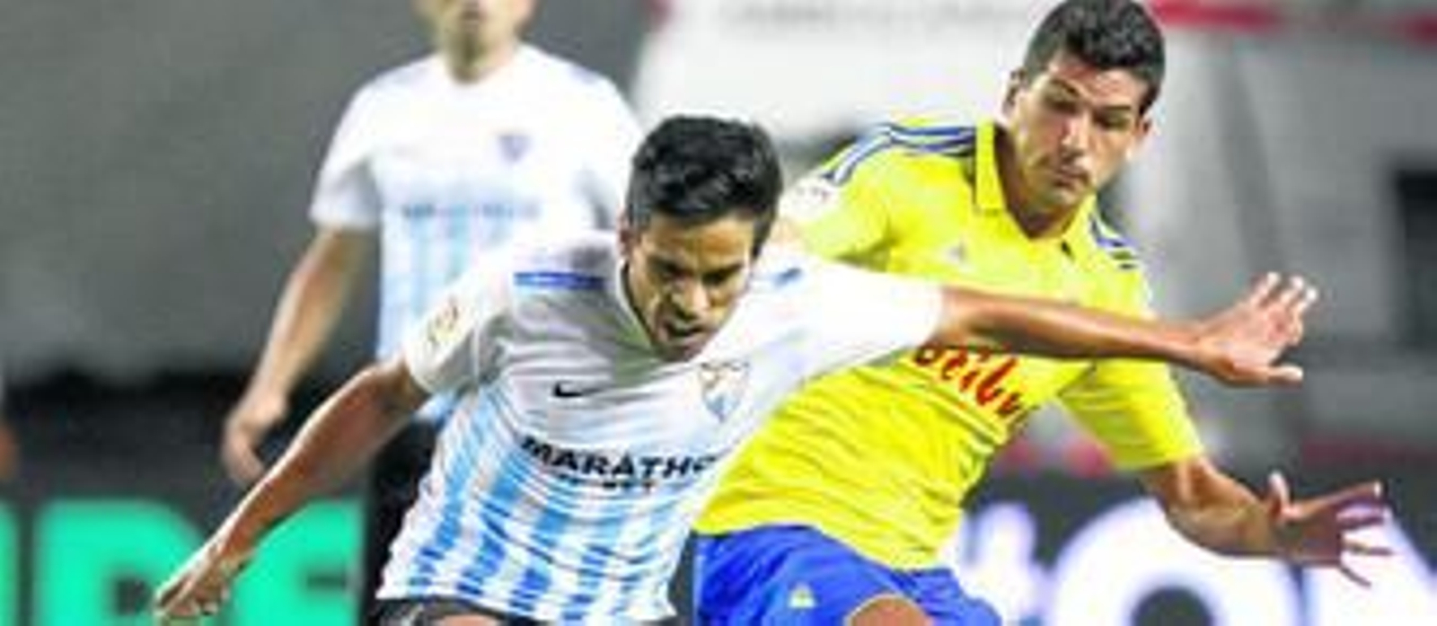 Garrido pugna con el malaguista Recio durante la final del Trofeo Carranza disputada la noche del pasado sábado.