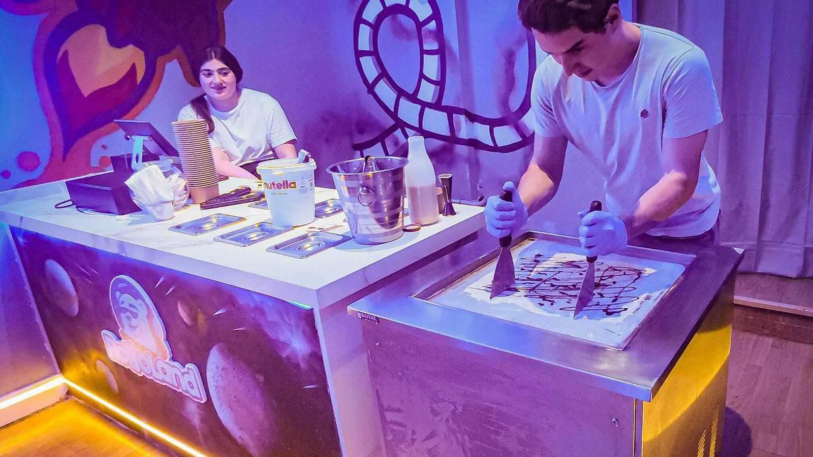 Durante el proceso se trituran los ingredientes para mezclarlos con el helado base. Durante el proceso se trituran los ingredientes para mezclarlos con el helado base.
