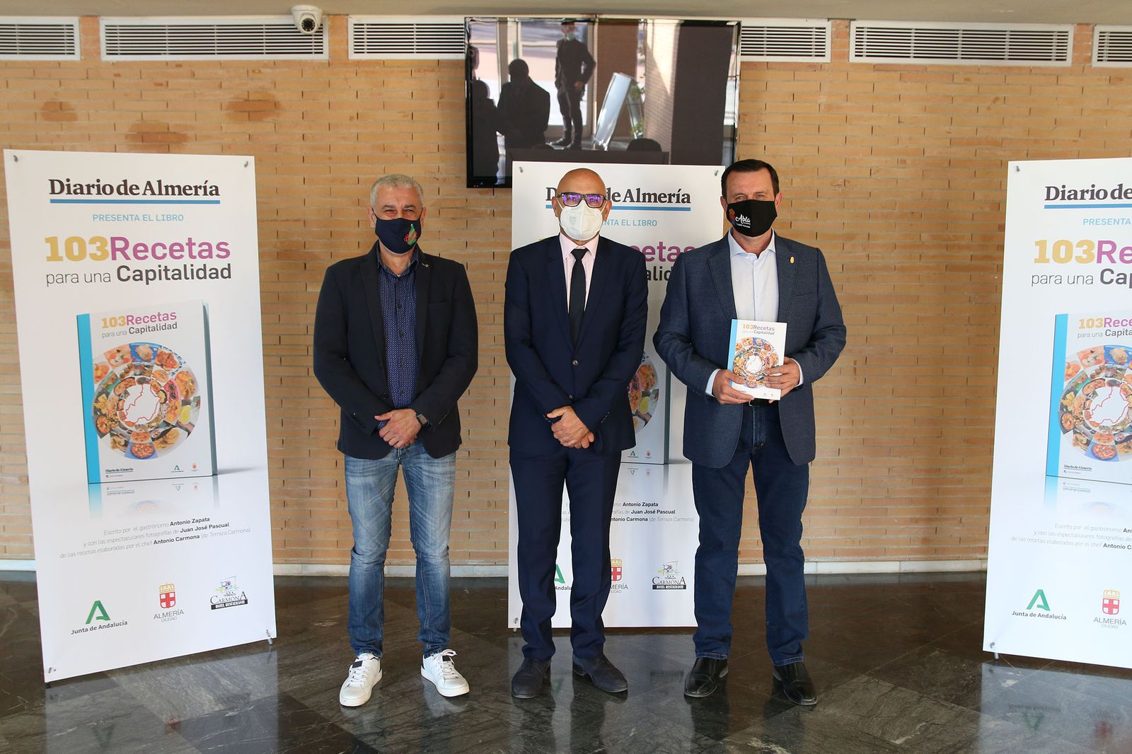 Fotogalería presentación libro '103 Recetas para una Capitalidad'. Almería