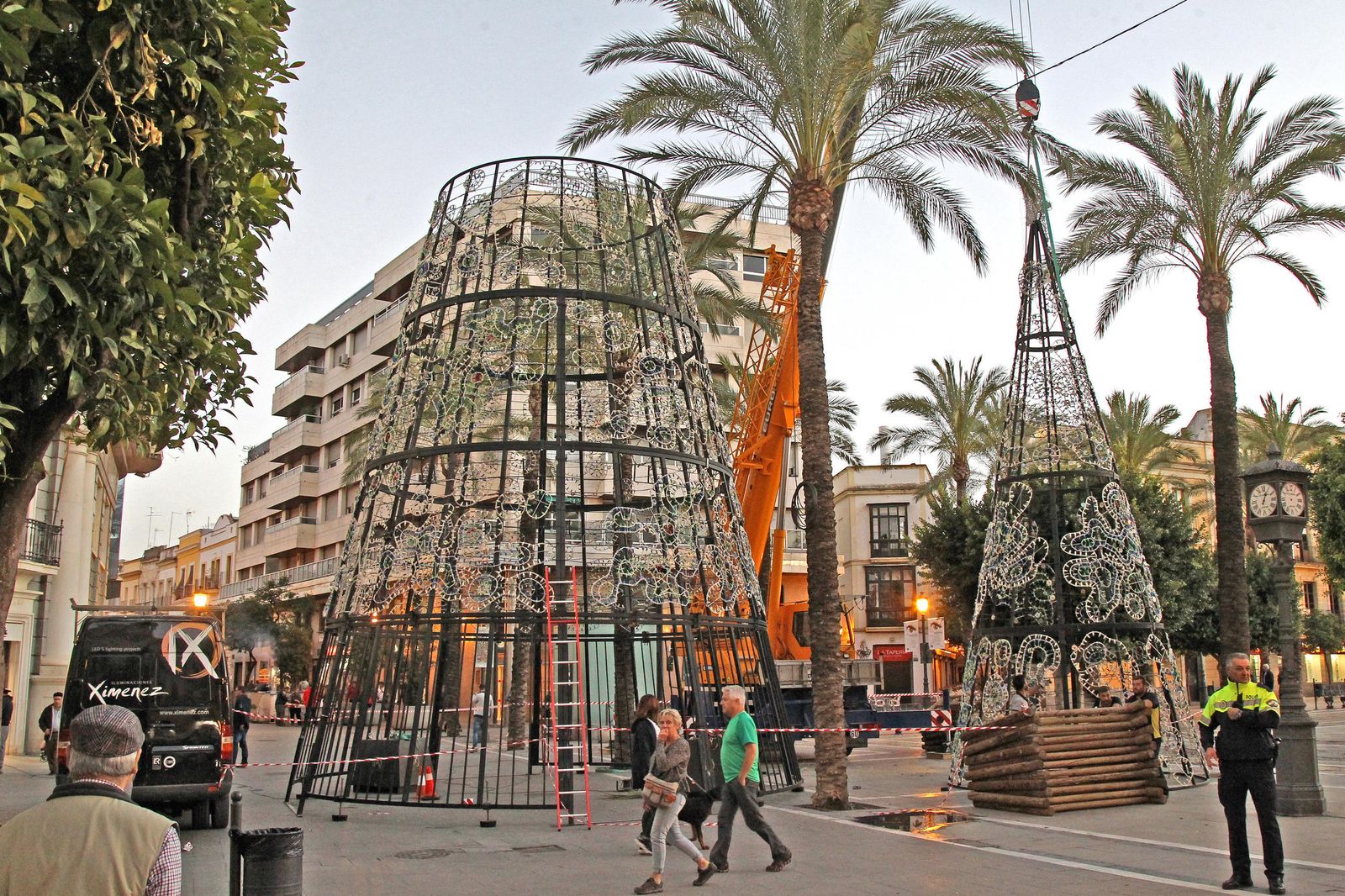 El árbol gigante de Navidad regresa al Arenal