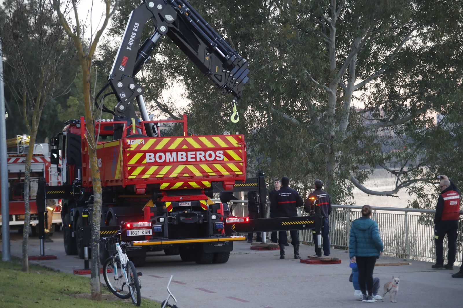 Las imágenes de la recuperación del coche del río