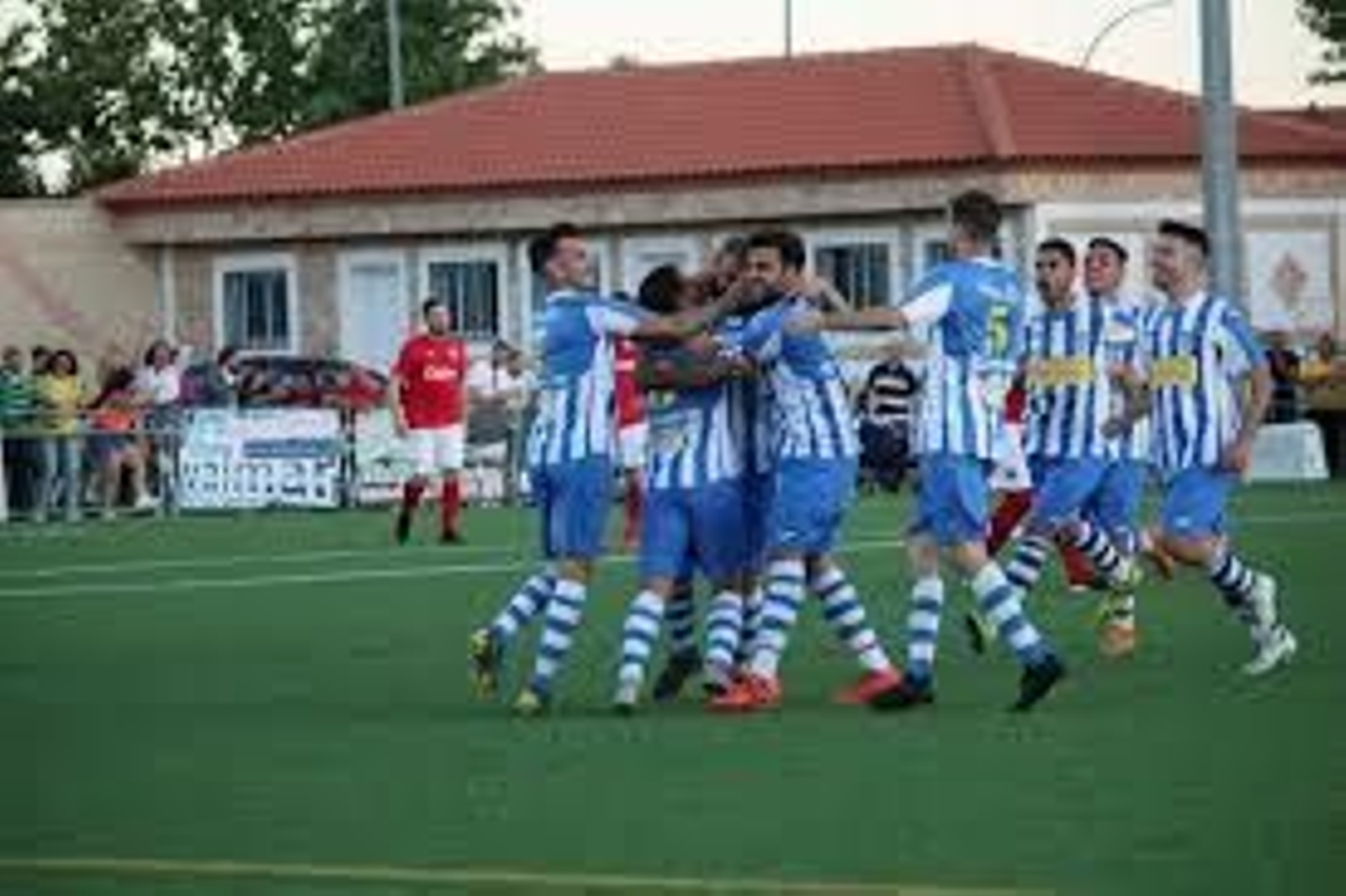 Jugadores del Villarrubia celebran un gol.