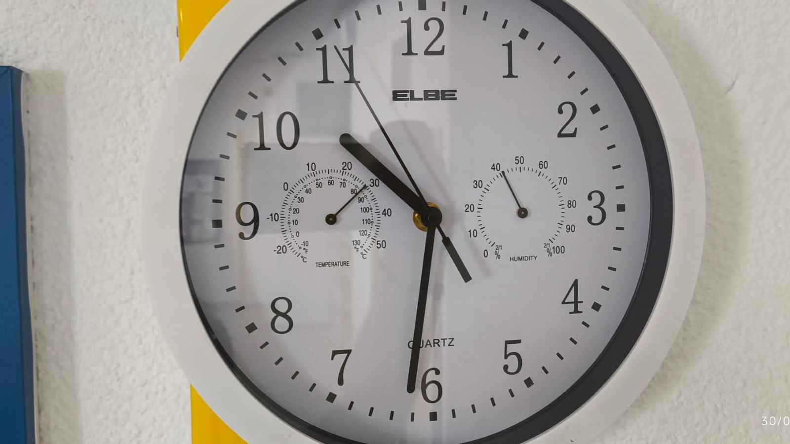 Un reloj indica las elevadas temperaturas en clase.