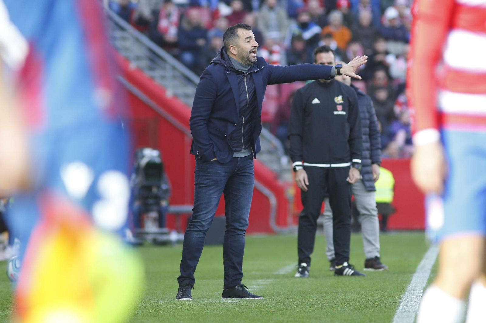 Diego Martínez da instrucciones durante el partido