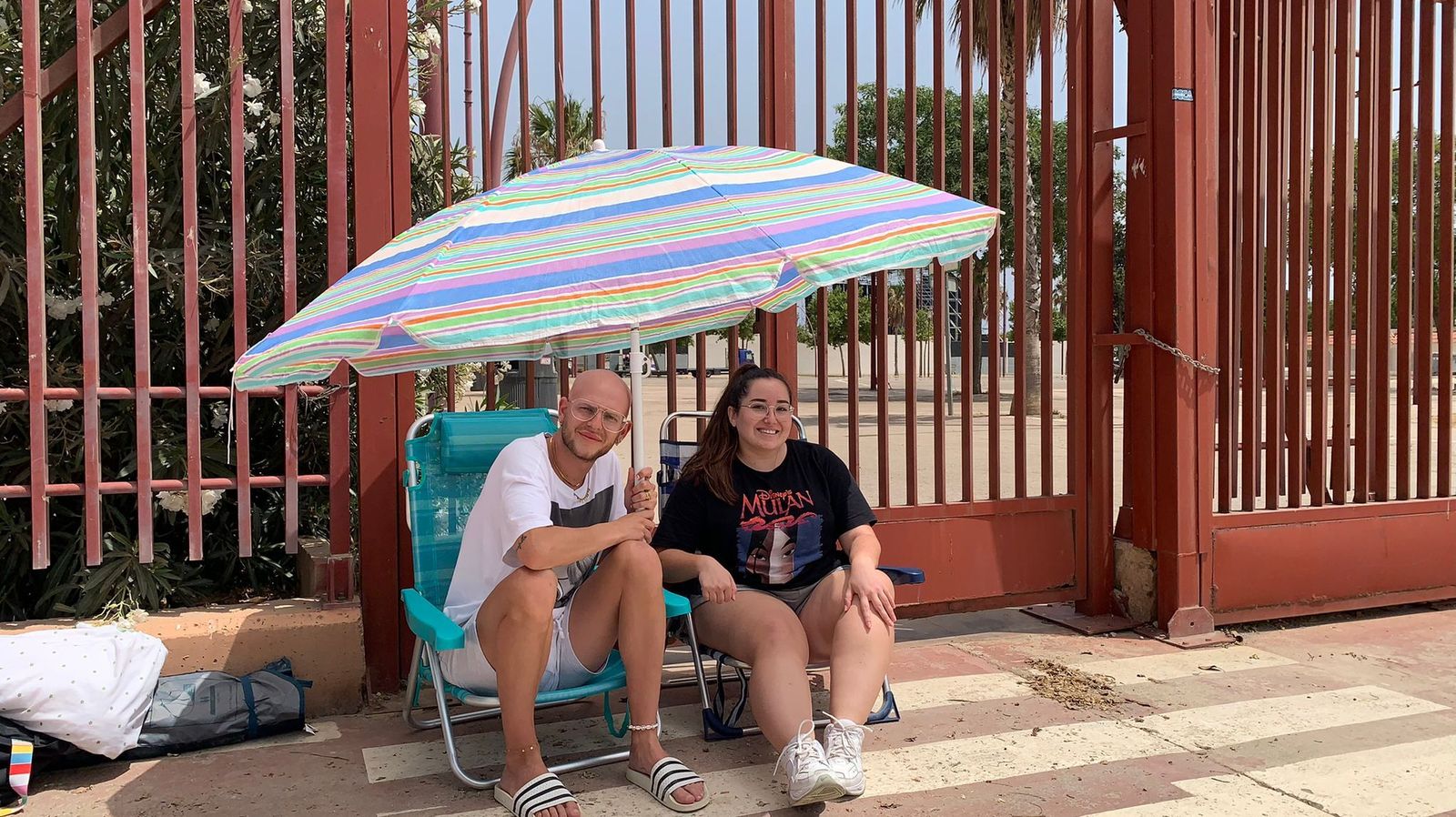 Fans de Rosalía haciendo cola junto al recinto de conciertos.