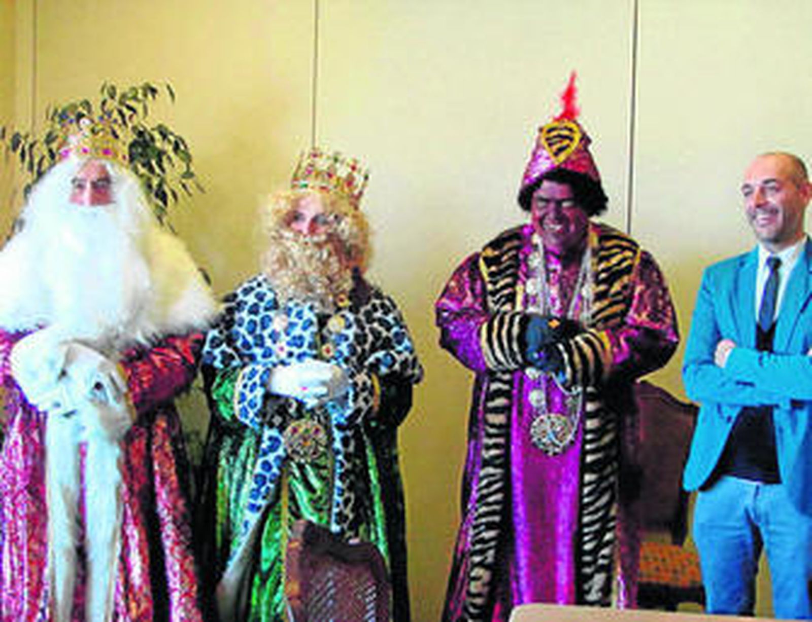Los Reyes Magos de Oriente, junto al concejal de Fiestas, Jesús Villalta, ayer en el Ayuntamiento.