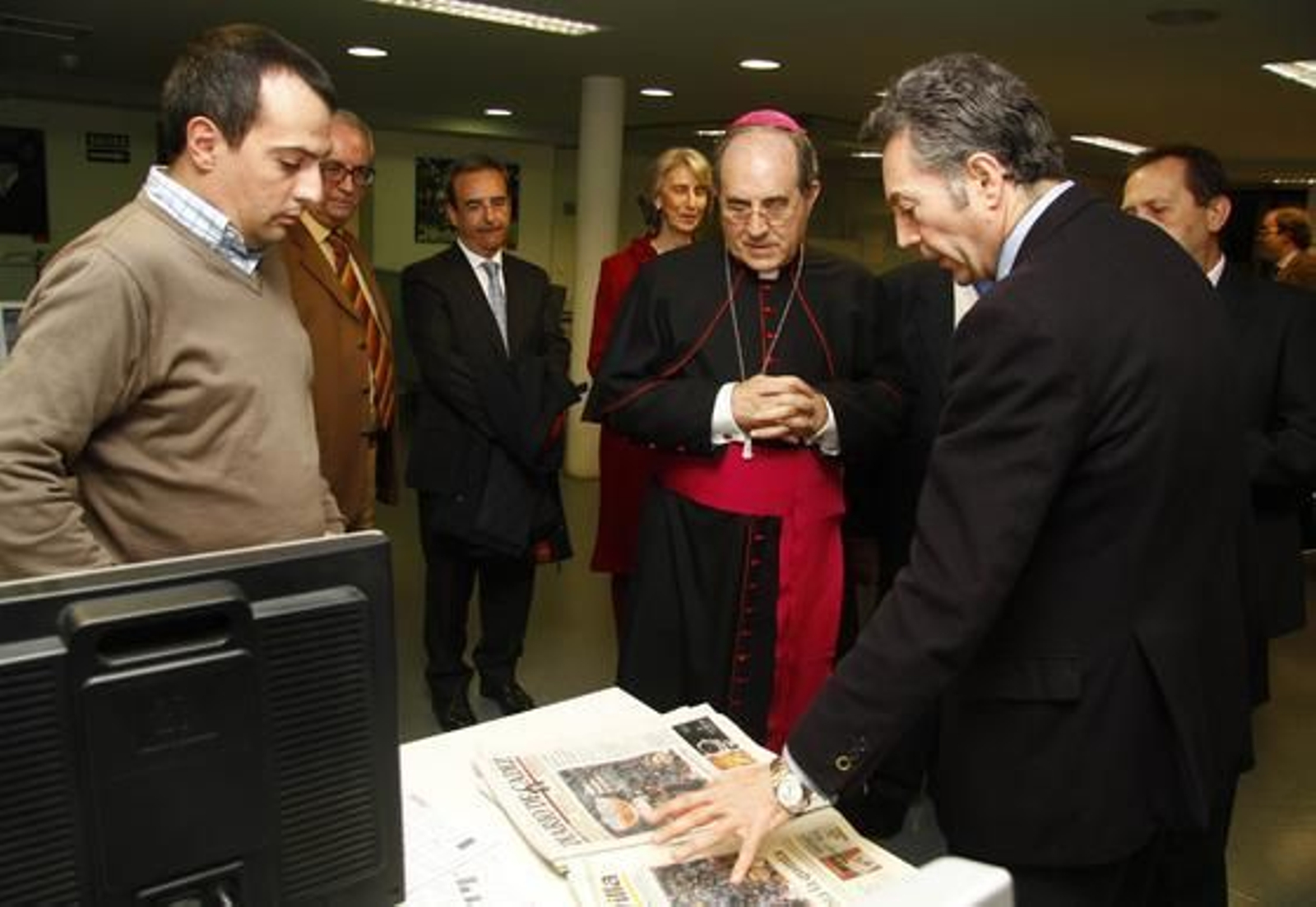 El arzobispo escucha las explicaciones del presidente del Grupo Joly sobre cómo es el proceso de producción del periódico.

Foto: v