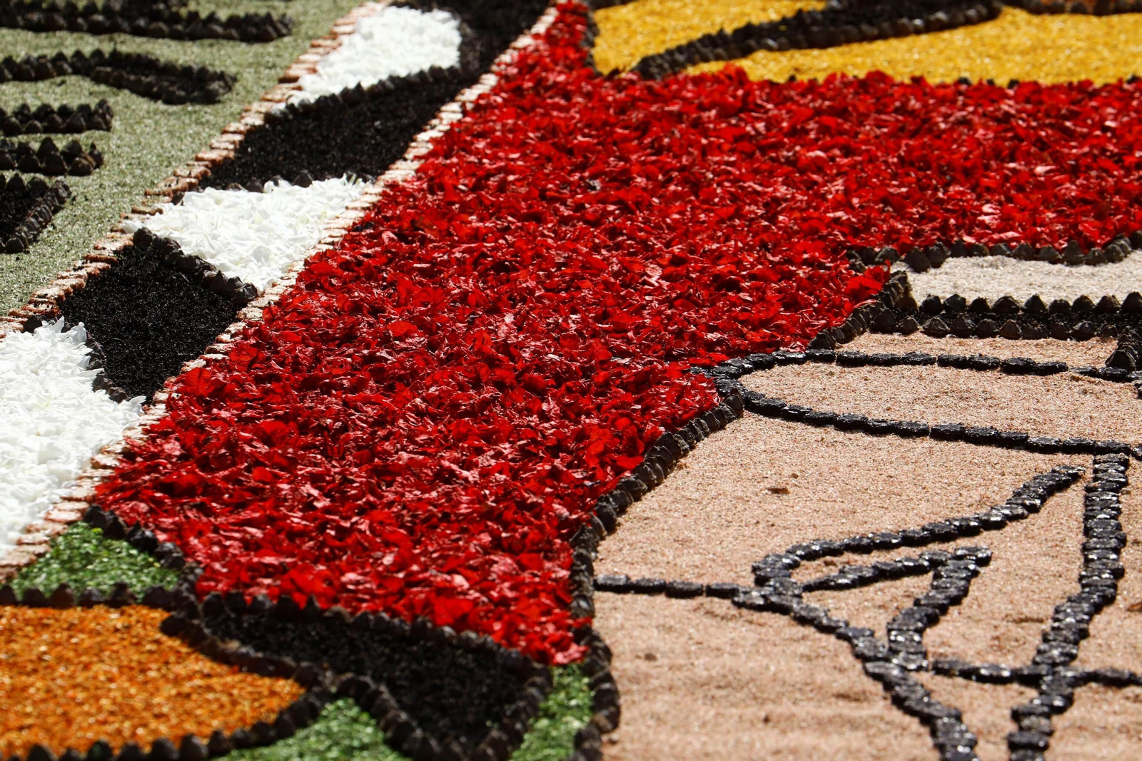 Las imágenes de la espectacular alfombra floral inspirada en Romero de Torres