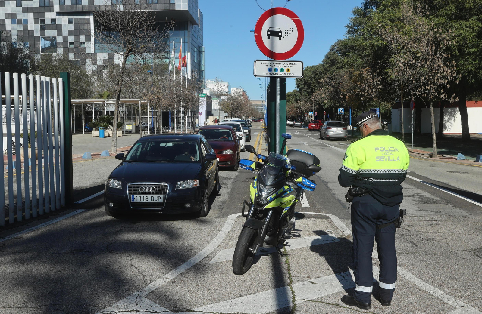 Enero de 2023: agentes controlando la entrada de coches en Cartuja cuando se anunció la puesta en marcha de la Zona de Bajas Emisiones