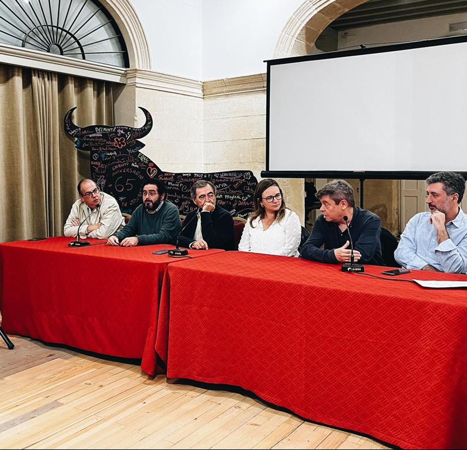 Una imagen de la mesa redonda con la prensa especializada.