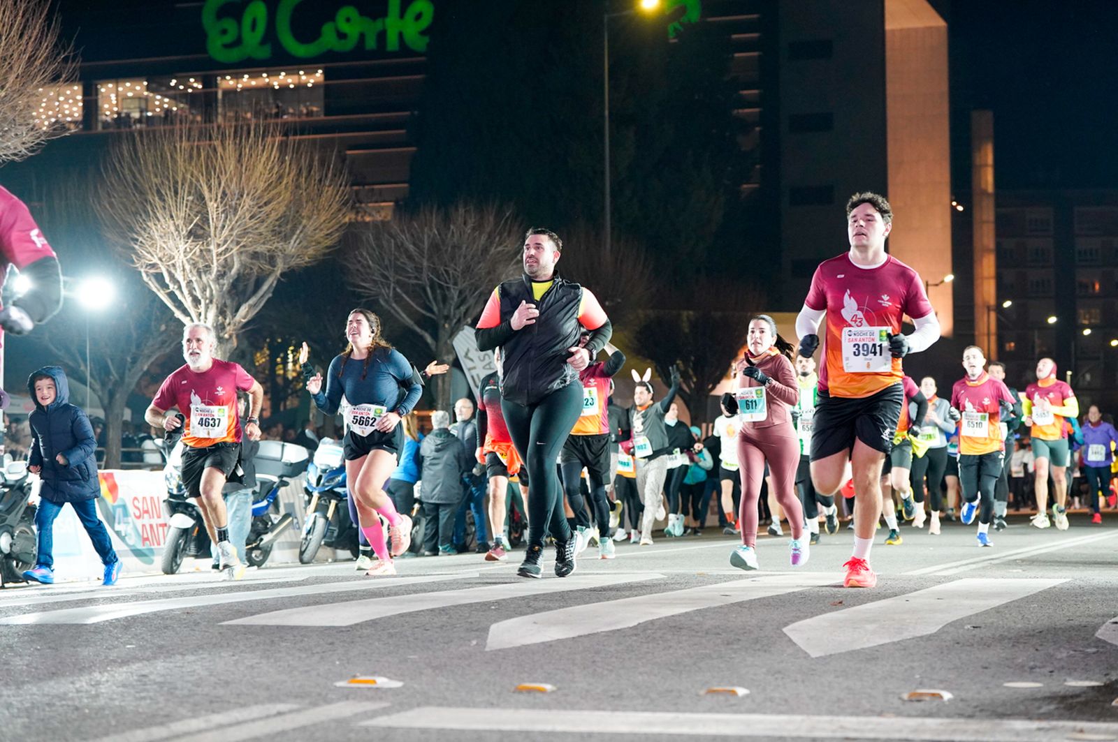 En imágenes: búscate en tu llegada a meta de la Carrera de San Antón 2026 (17)