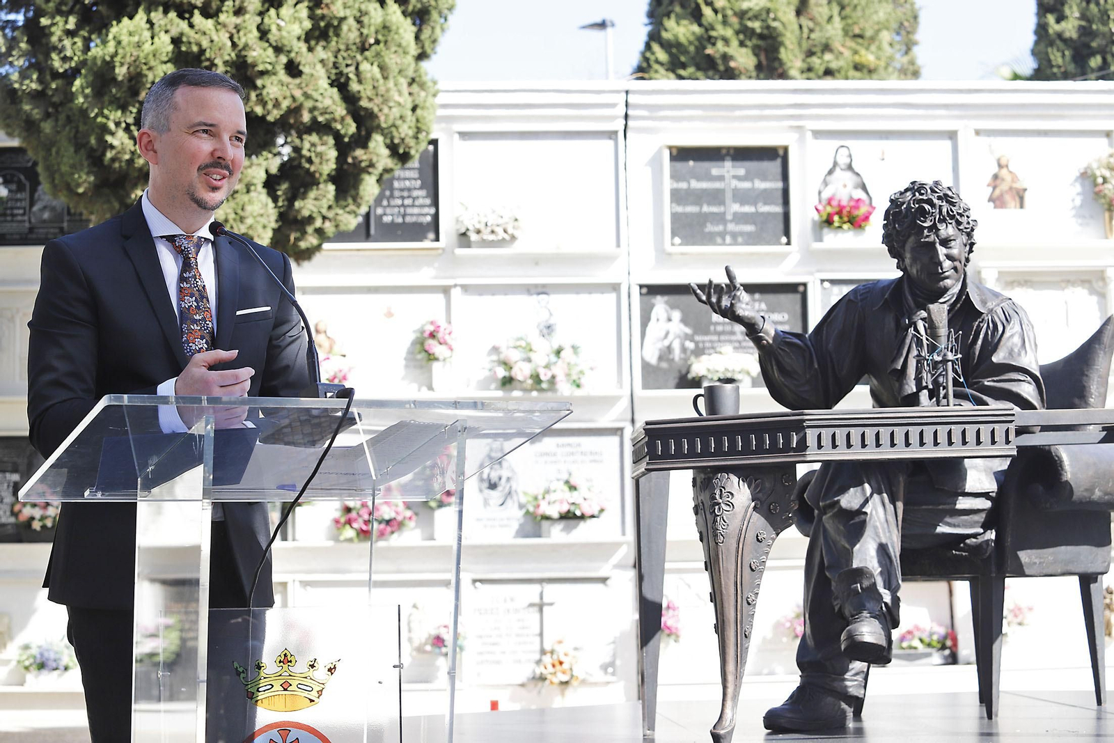 Imágenes del homenaje a Jesús Quintero con el descubrimiento de una escultura de Elías Rodríguez Picón