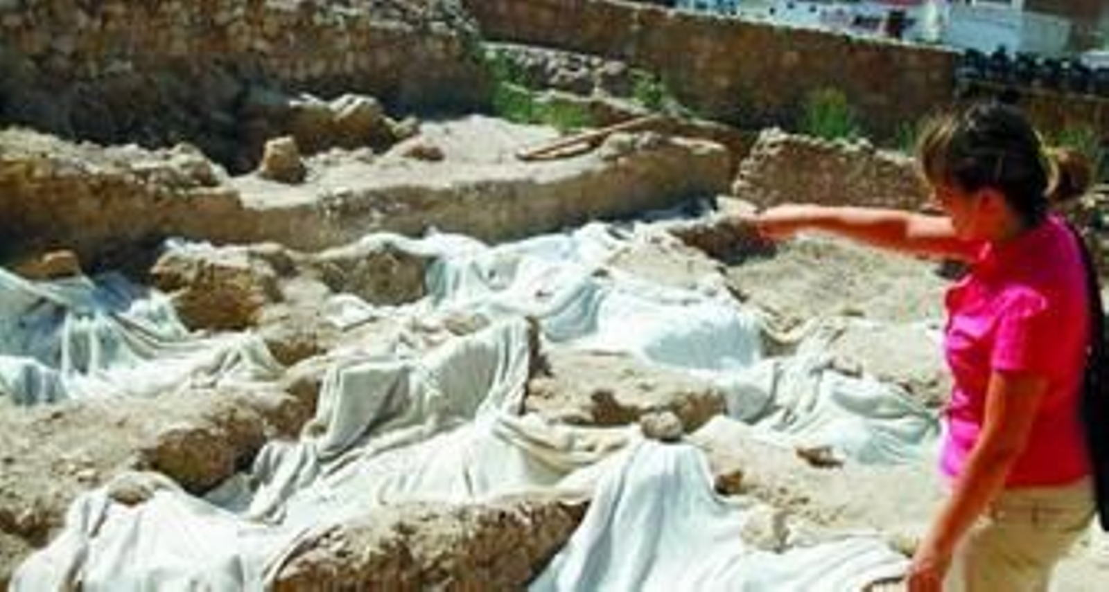 1. Imagen de las excavaciones que se realizan en la Alcazaba y que han permitido encontrar restos de enterramientos musulmanes. 2 . Una de las torres, ahora integrada en el barrio que recibe el nombre de la fortaleza. 3 .Una de las escaleras, tras la intervención arqueológica. 4. La actuación también sacó a la luz bolardos para la defensa del sitio. Fotos: Lidia Muñoz 1. Imagen de las excavaciones que se realizan en la Alcazaba y que han permitido encontrar restos de enterramientos musulmanes. 2 . Una de las torres, ahora integrada en el barrio que recibe el nombre de la fortaleza. 3 .Una de las escaleras, tras la intervención arqueológica. 4. La actuación también sacó a la luz bolardos para la defensa del sitio. Fotos: Lidia Muñoz