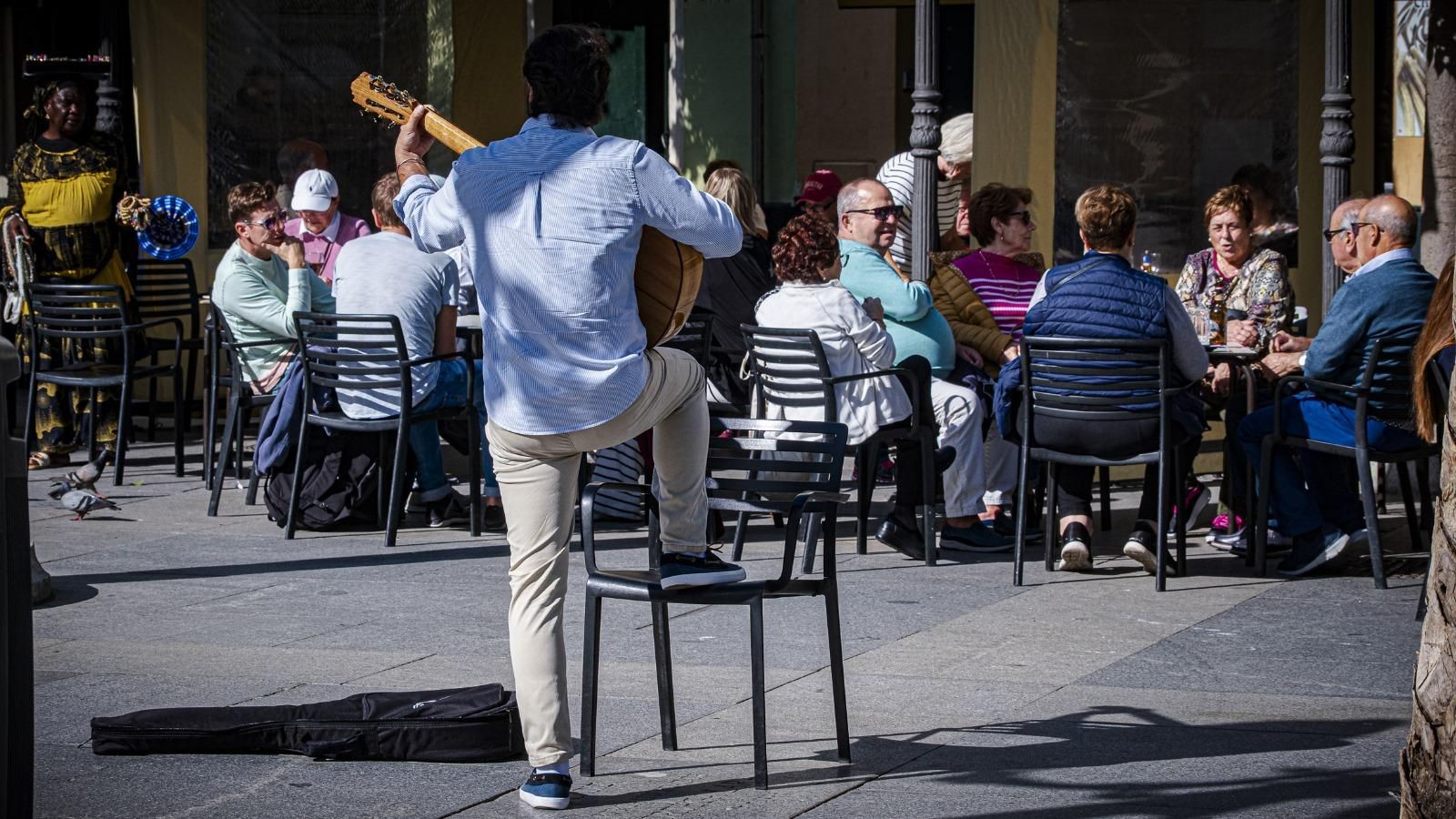 Guitarristas, cantaores, pianistas... San Juan de Dios es un punto de encuentro habitual para los músicos callejeros.