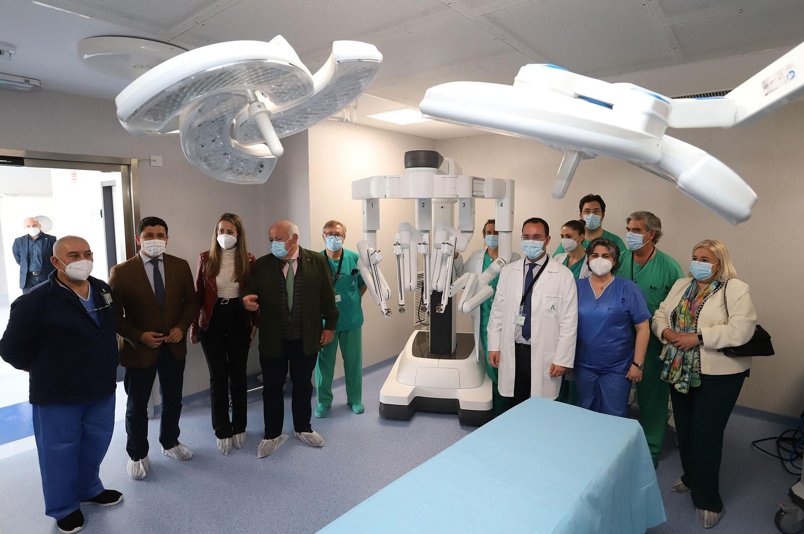 El consejero de Salud Jesús Aguirre visita las nuevas instalaciones del Hospital Juan Ramón Jiménez, en imágenes