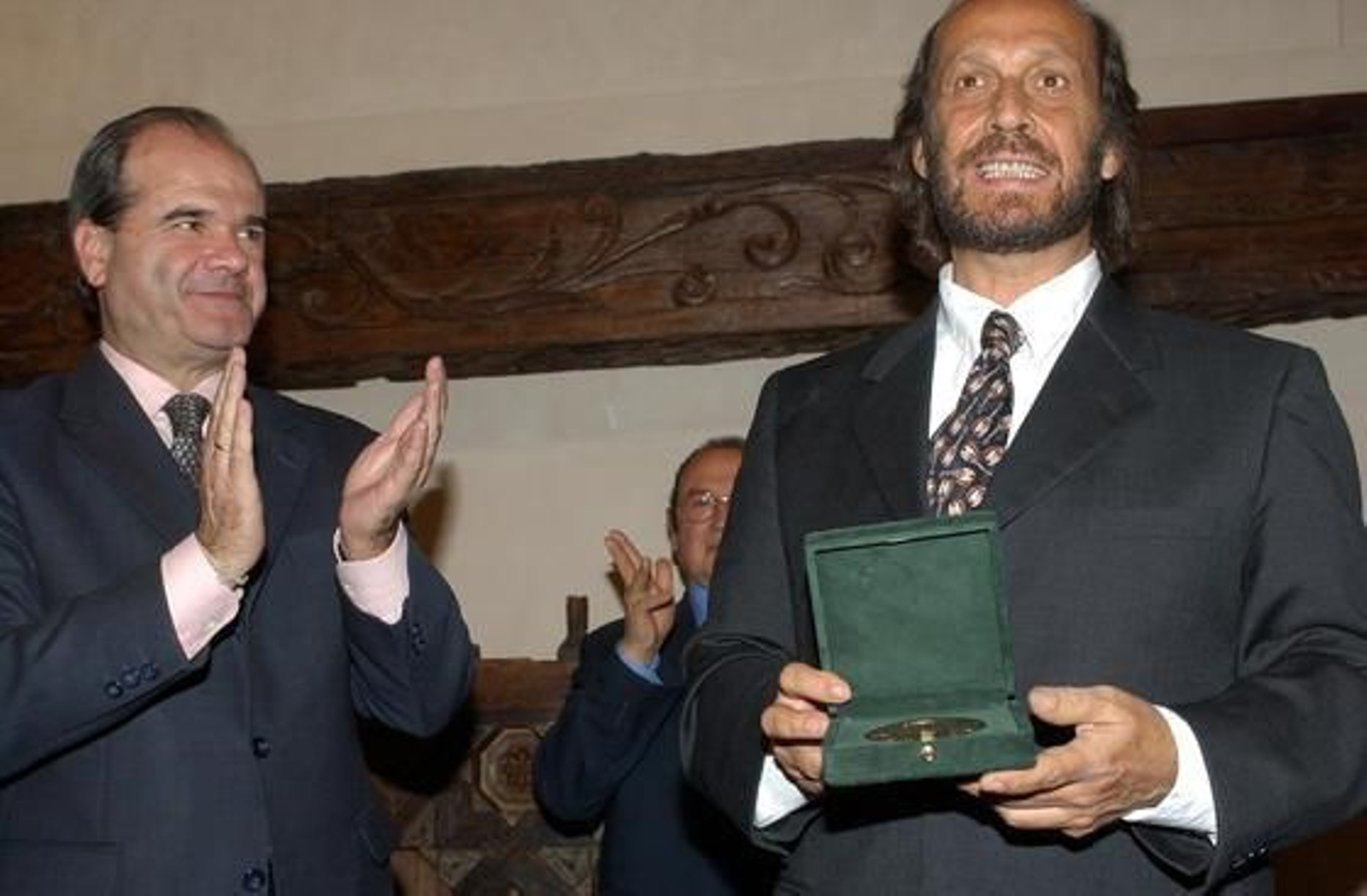 En la entrega del Premio Niña de los Peines, que recibió de manos de Manuel Chaves. / Antonio Pizarro