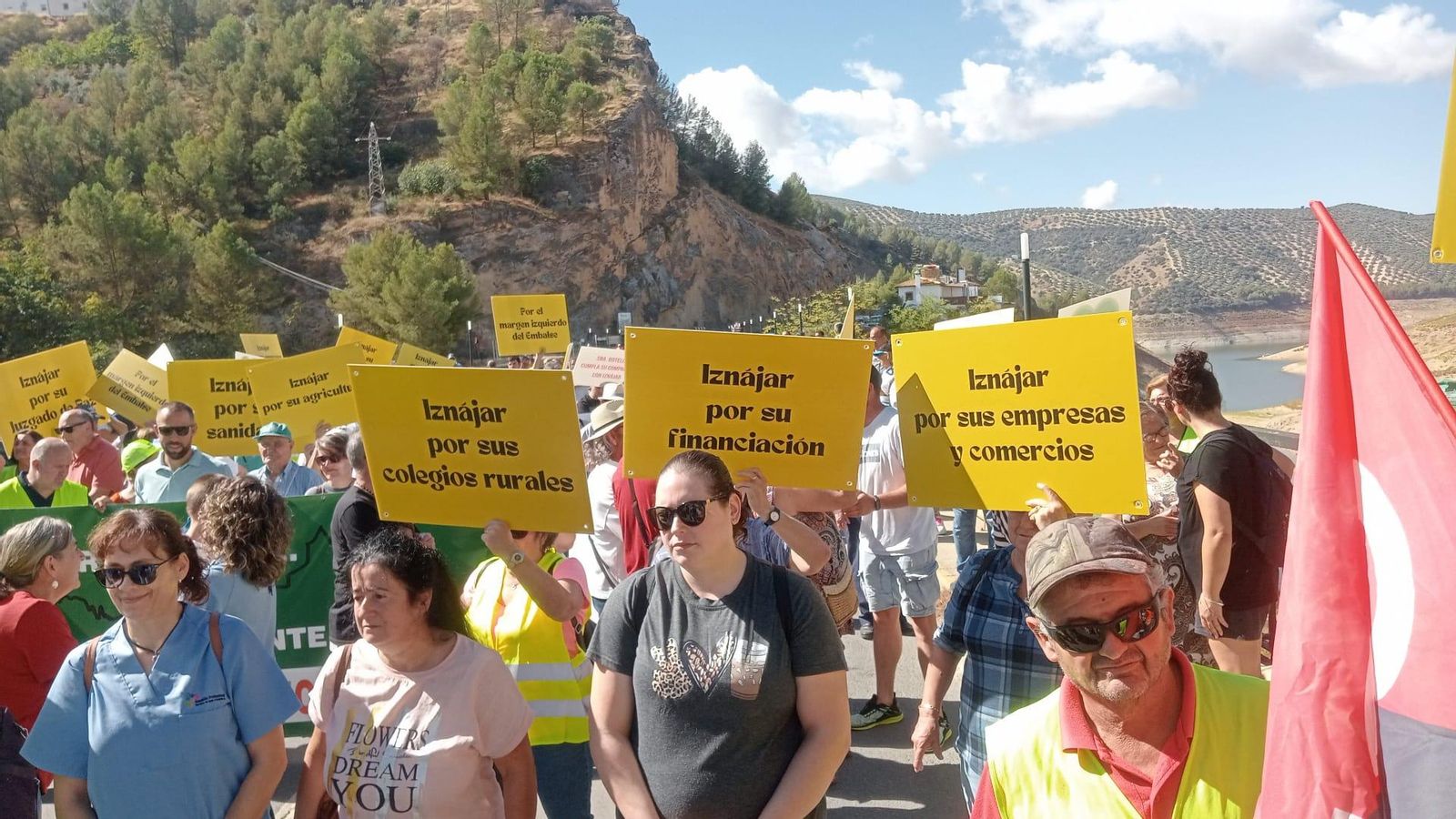 Vecinos de Iznájar participantes en la movilización. Vecinos de Iznájar participantes en la movilización.