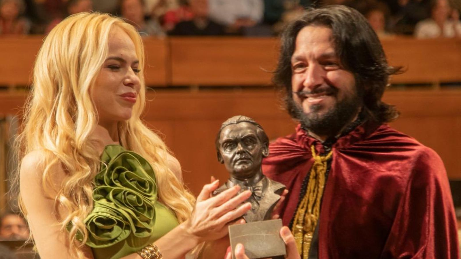 El artista Rafael Amargo al recibir su premio ayer por la noche.