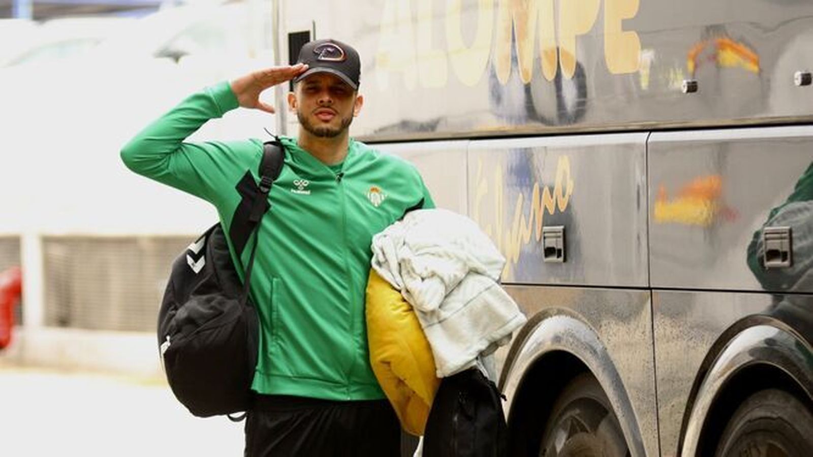 Eddy Polanco hace un saludo militar antes de subirse al autobús con destino a Alicante.