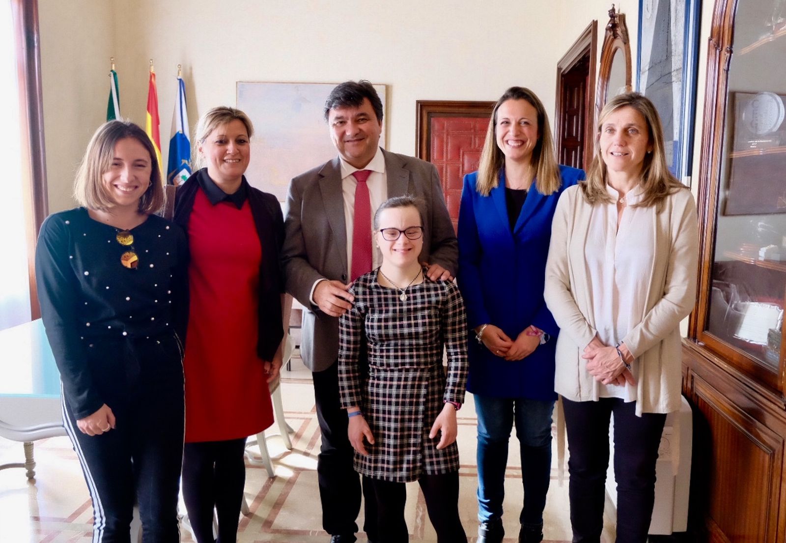 Gabriel Cruz, junto a Blanca Betanzos, y las concejales María Villadeamigo y María José Pulido.
