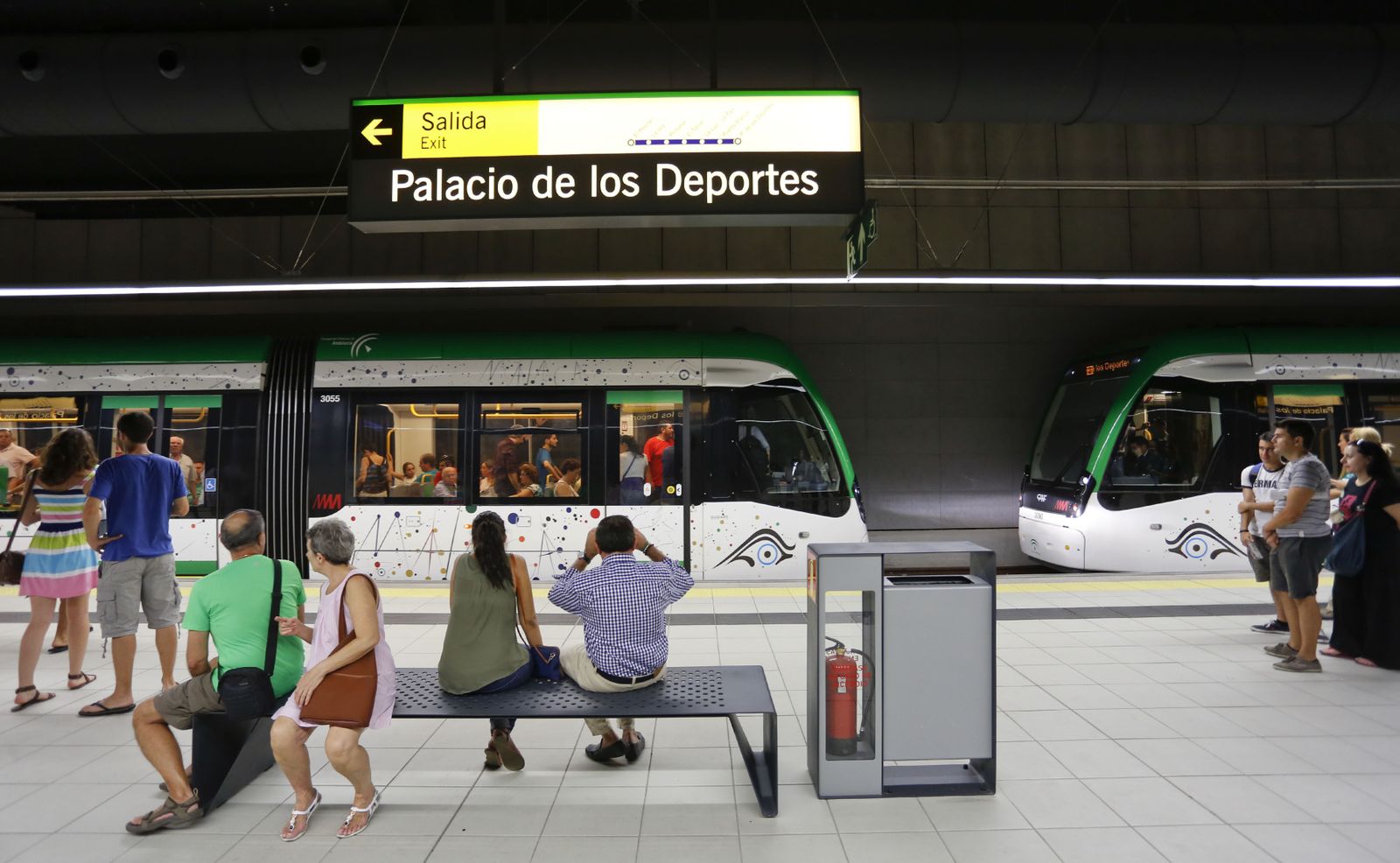 Viajeros en una de las paradas del Metro.