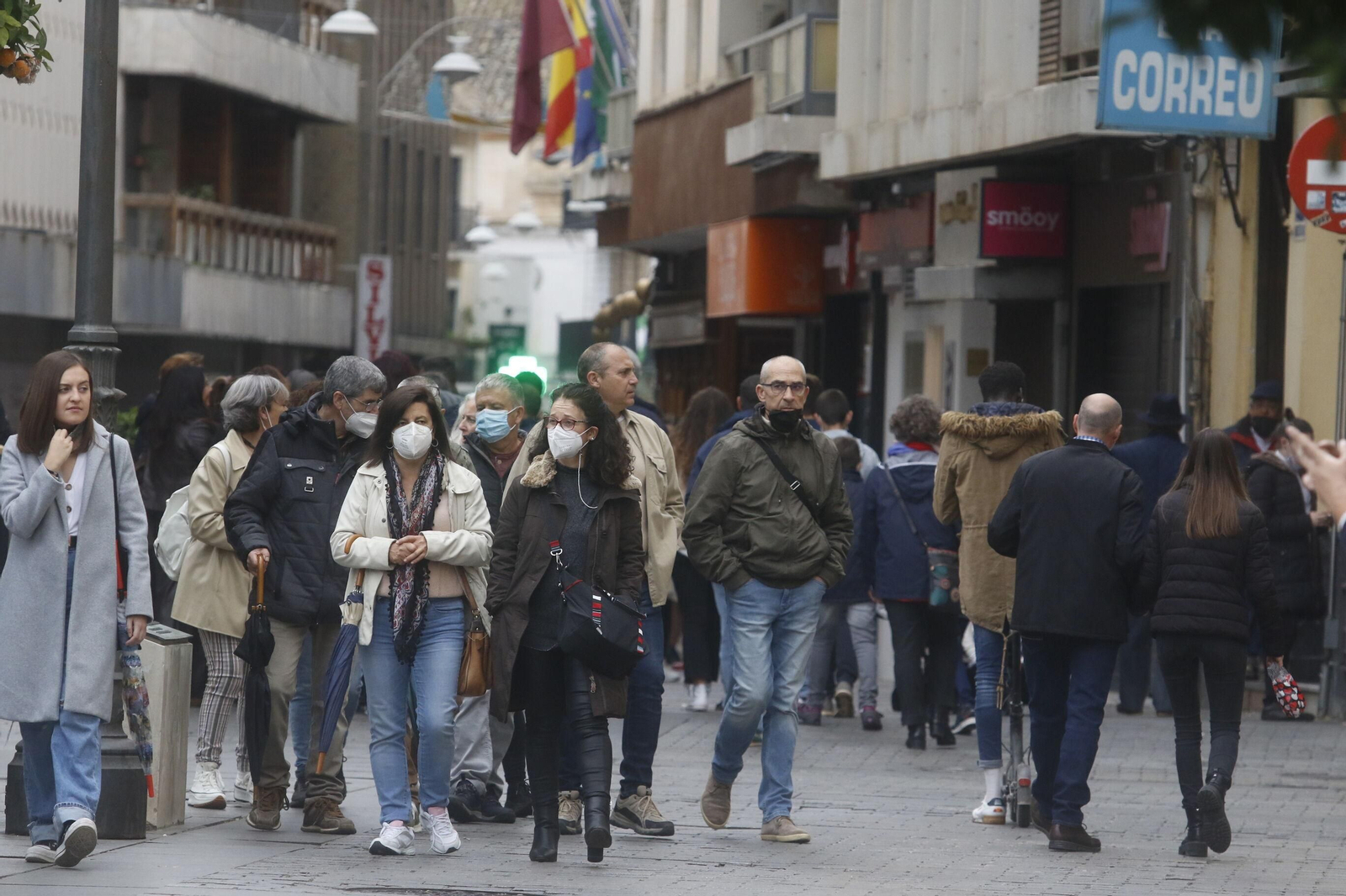 Varias personas caminan por el centro de la capital cordobesa.