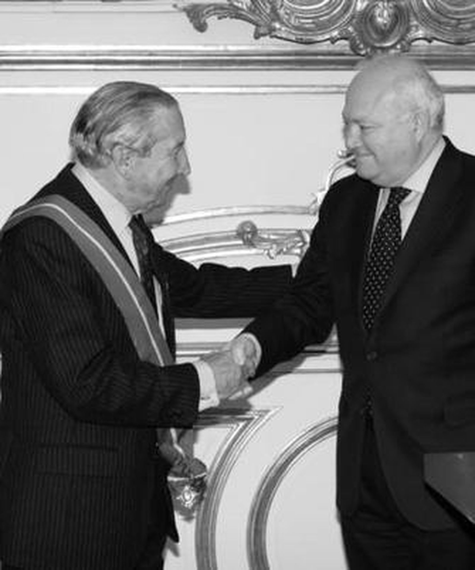 Seruya y Moratinos se dan la mano, durante la entrega de la Gran Cruz.