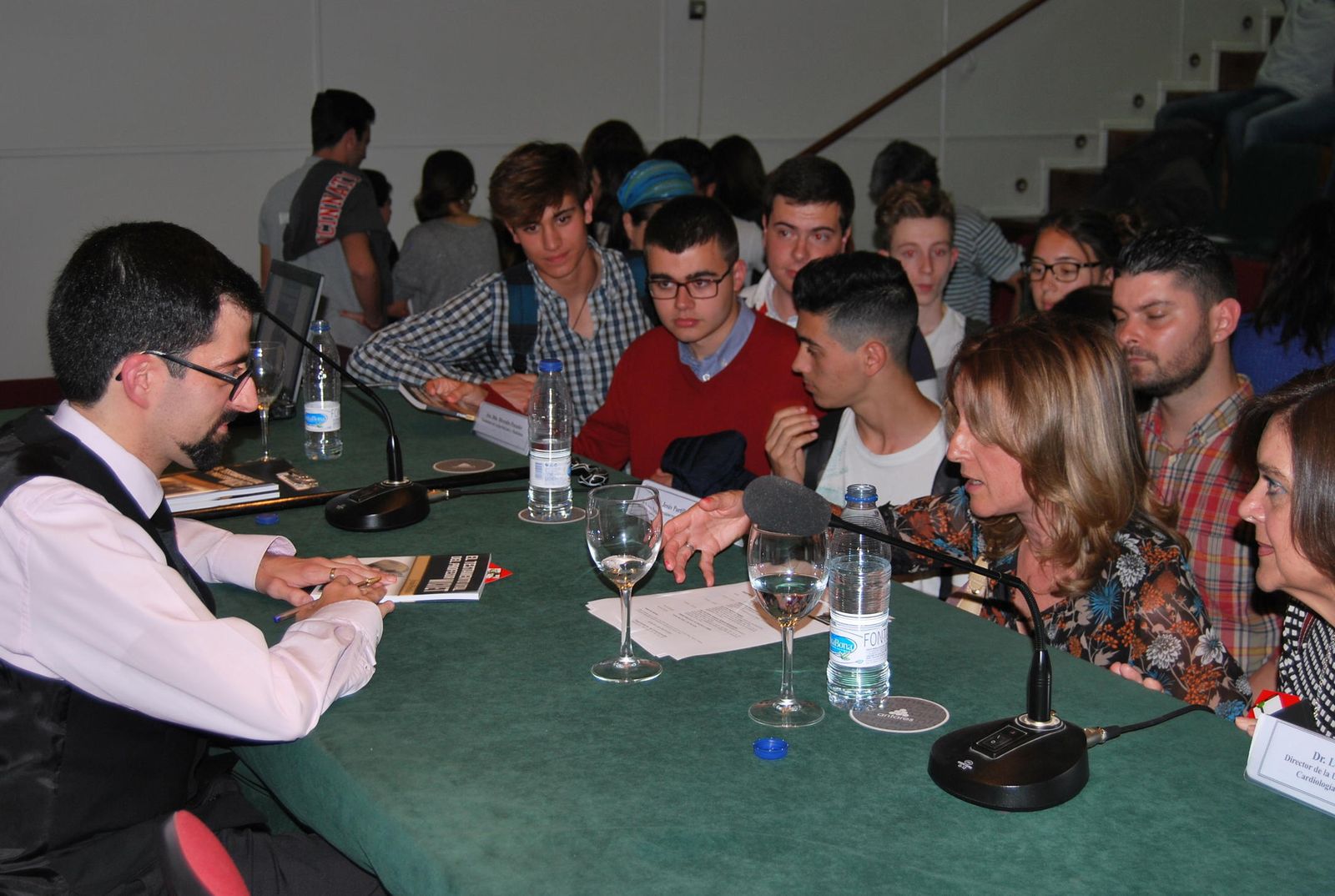 1. El filólogo Jesús Portillo en una firma de libros. 2. 'El testamento vital del profesor Wicket', editado por Loquenoexiste, acerca al lector a las emociones del que sufre una enfermedad y ayuda a comprender los entresijos del dolor.