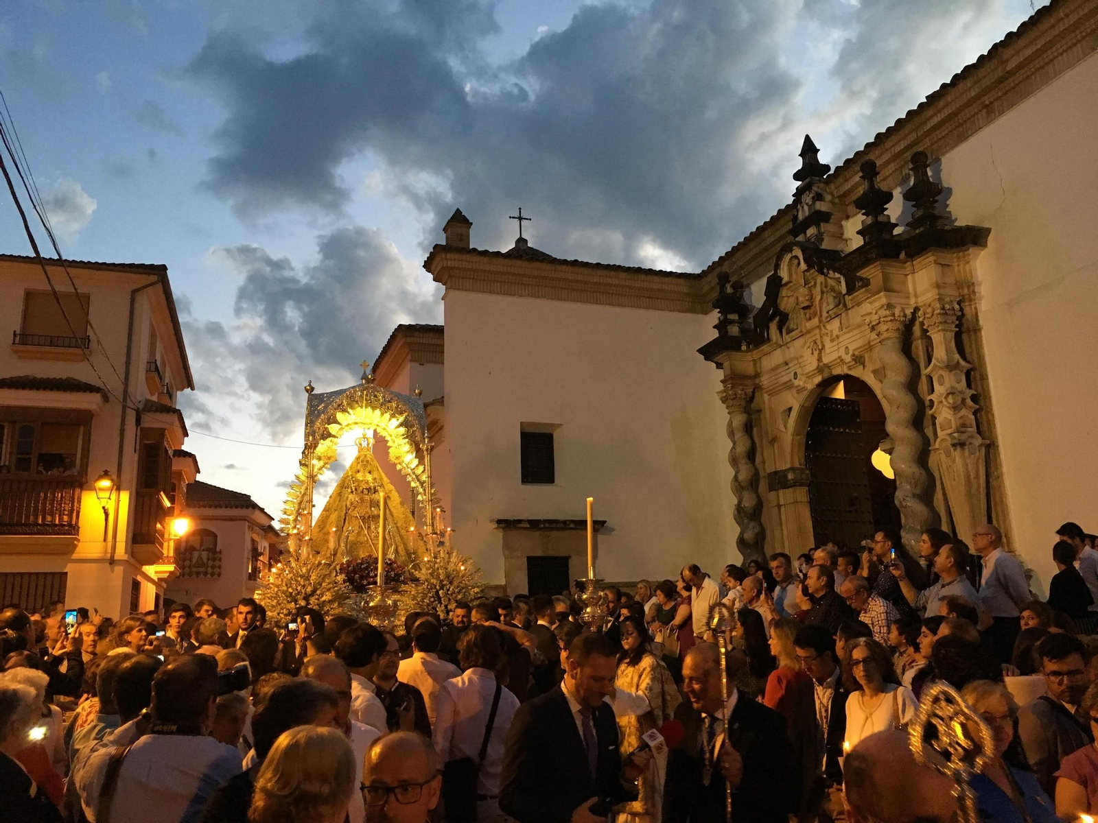 Salida de Nuestra Señora de la Sierra desde la parroquía de Asunción y Ángeles.
