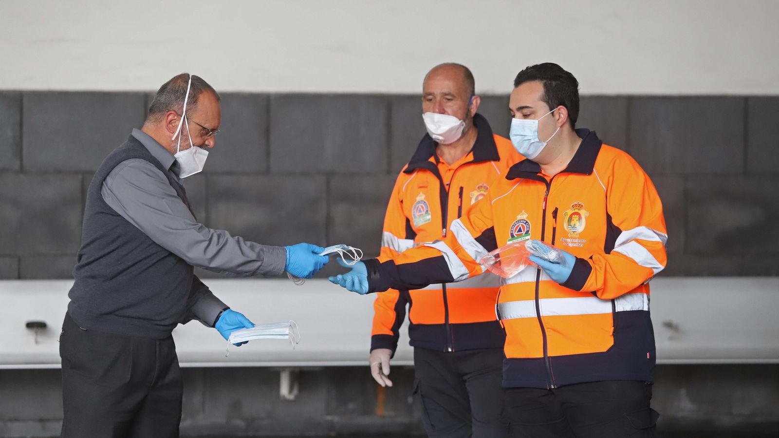 Reparto de mascarillas en las estaciones de autobús del Campo de Gibraltar