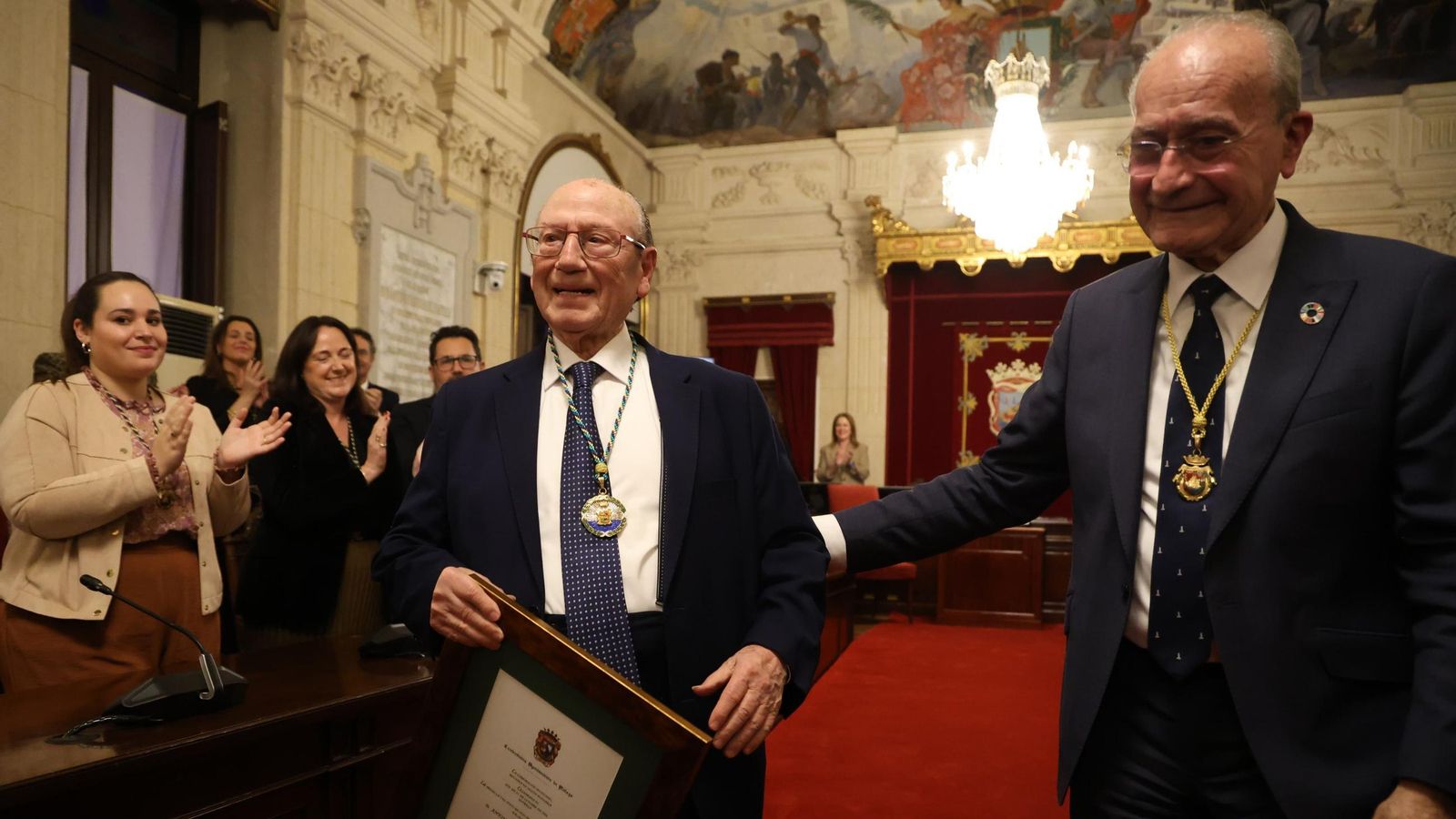 Fosforito recibiendo su distinción como Hijo Adoptivo de Málaga en el Ayuntamiento