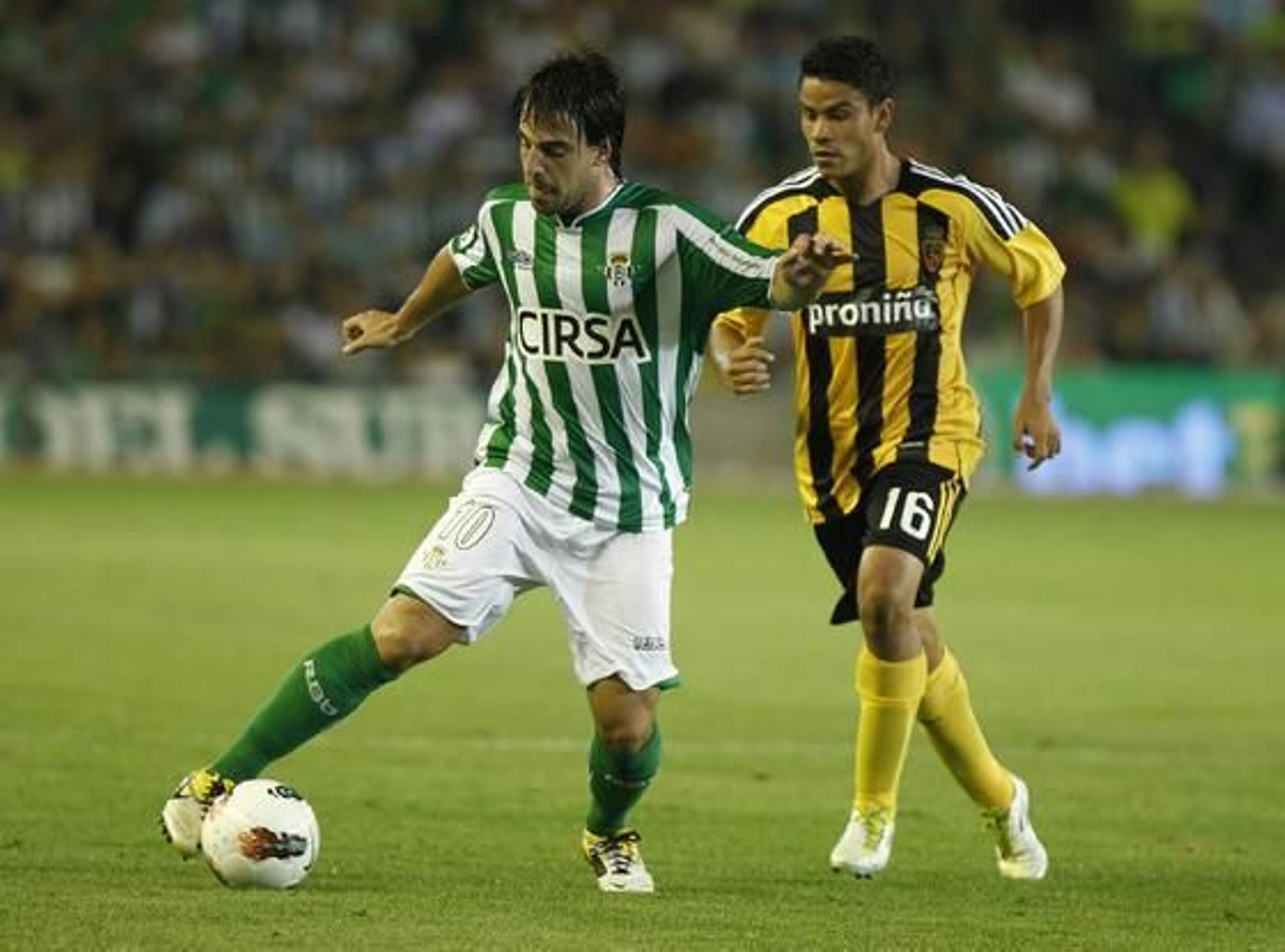 El Betis se coloca líder tras ganar al Zaragoza en casa (4-3). / Antonio Pizarro