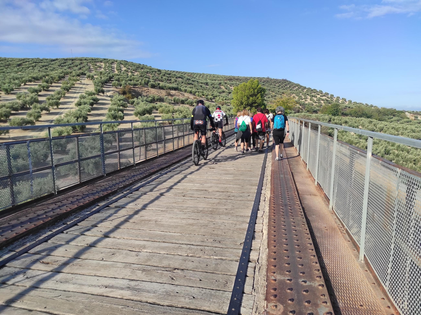 De Torredelcampo a Porcuna por la Vía Verde del Aceite: túneles, pasarelas y arte