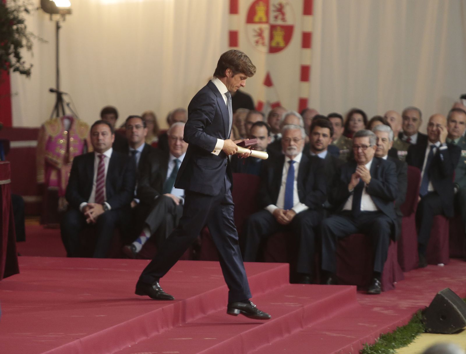El Juli, tras recoger uno de los dos galardones con los que fue premiado.