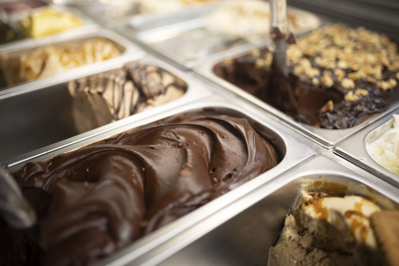 Varias cubetas de helado en un establecimiento de la capital onubense.