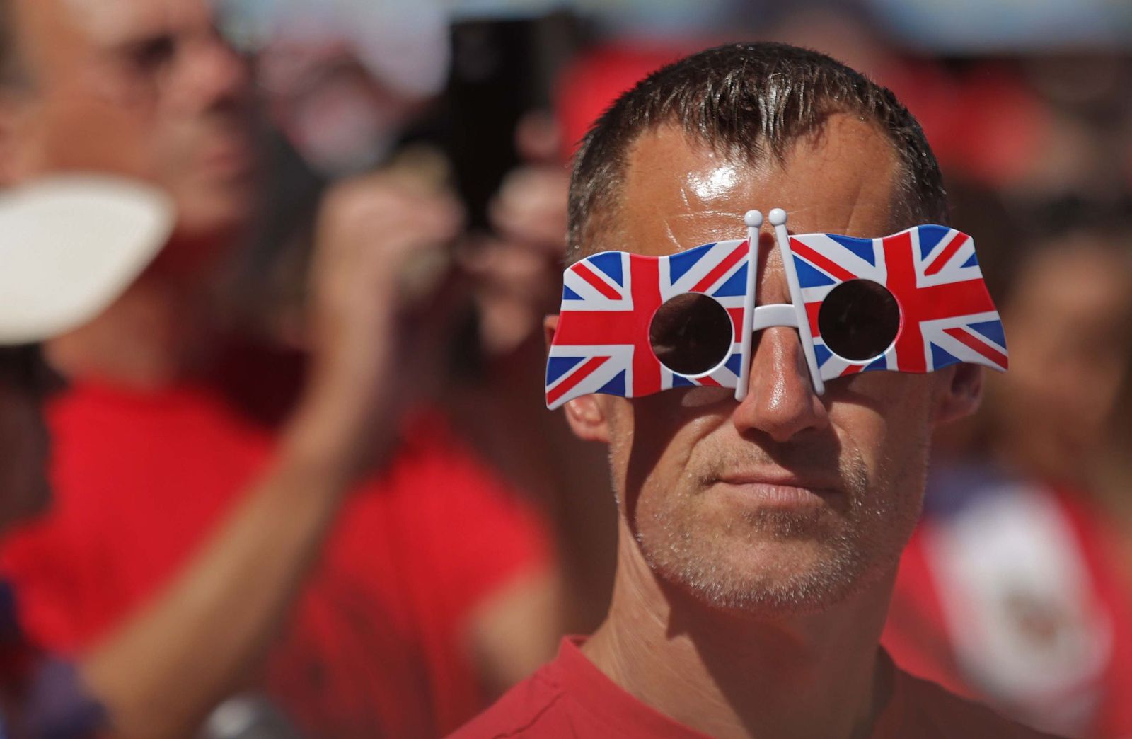 Celebración del National Day en Gibraltar. Un gibraltareño presencia el espectáculo conmemorativo celebrado en Casemates Square..