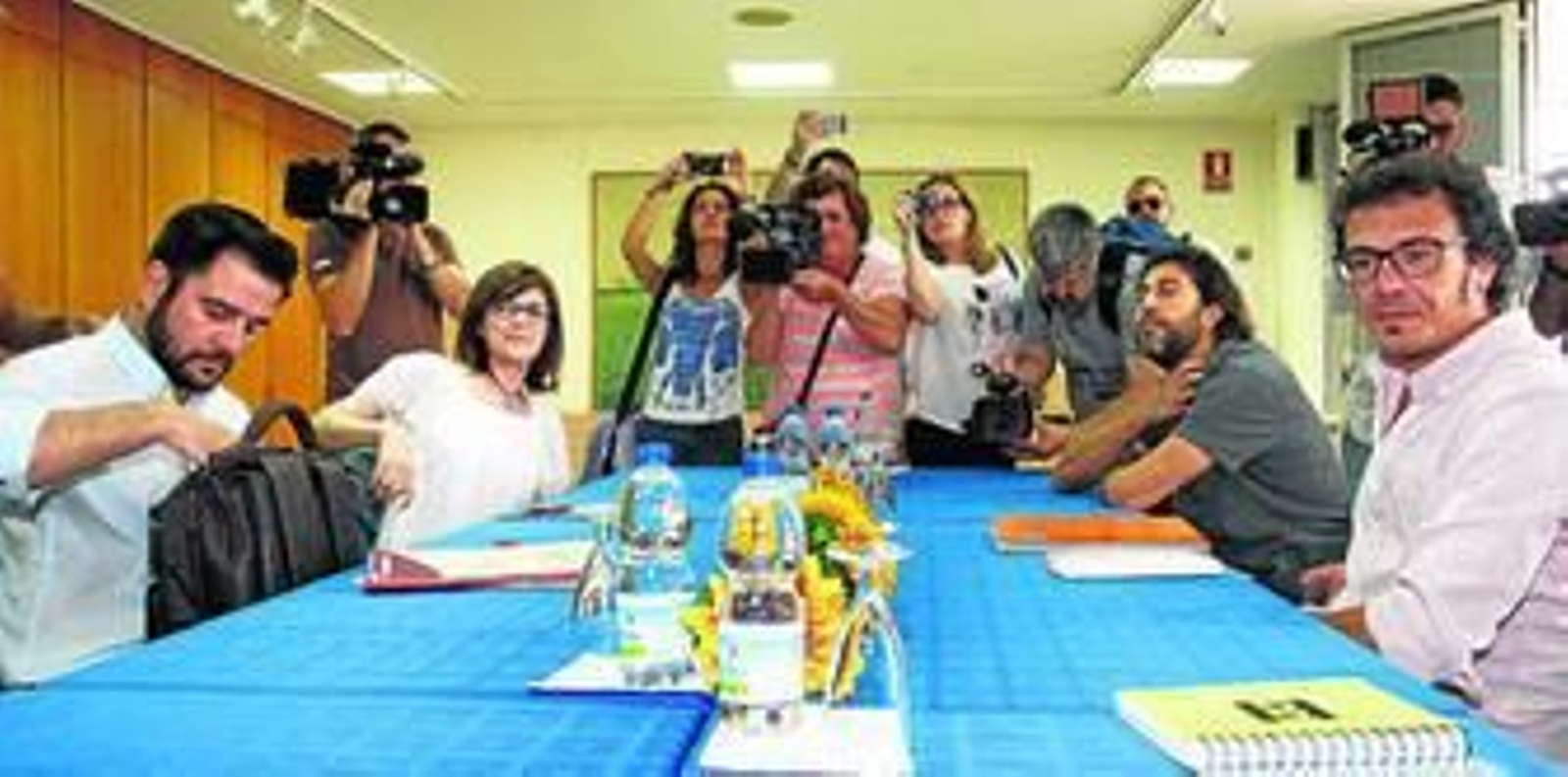 Los representantes del PSOE y Por Cádiz sí se Puede toman asiento para iniciar la reunión.