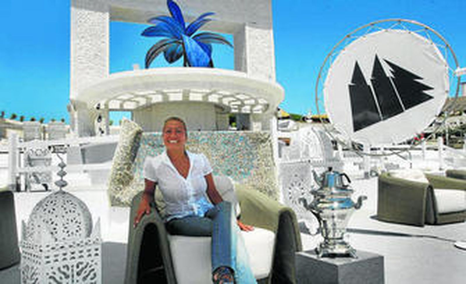 Nadia Soleymanjo en la terraza del hotel Puerto Sherry.