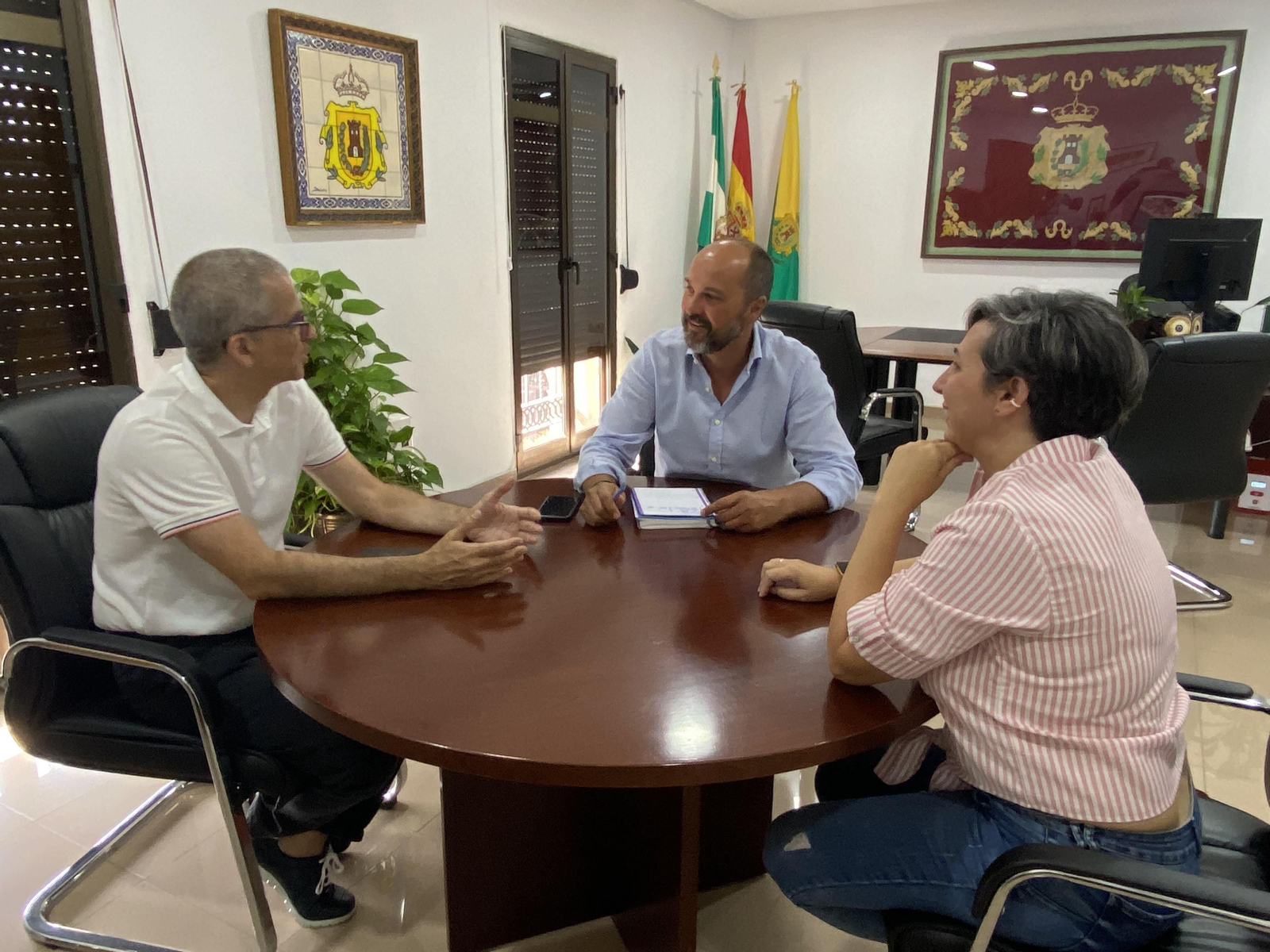 El alcalde barreño, Miguel Alconchel, flanqueado por David Salazar, representante de la Fundación Ramón Díaz de Bustamante y Vélez y la nueva directora de la residencia, Mª del Carmen Pérez Rivera